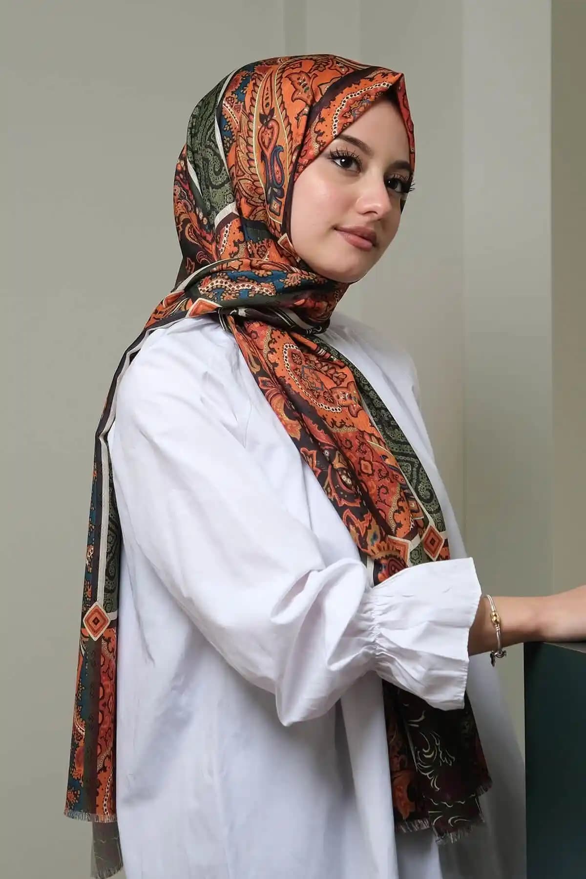 AFVENTE Paisley Desen Kahverengi Pamuk Şal: Şıklık ve Konforun Bir Arada Sunulduğu Çok Yönlü Aksesuar