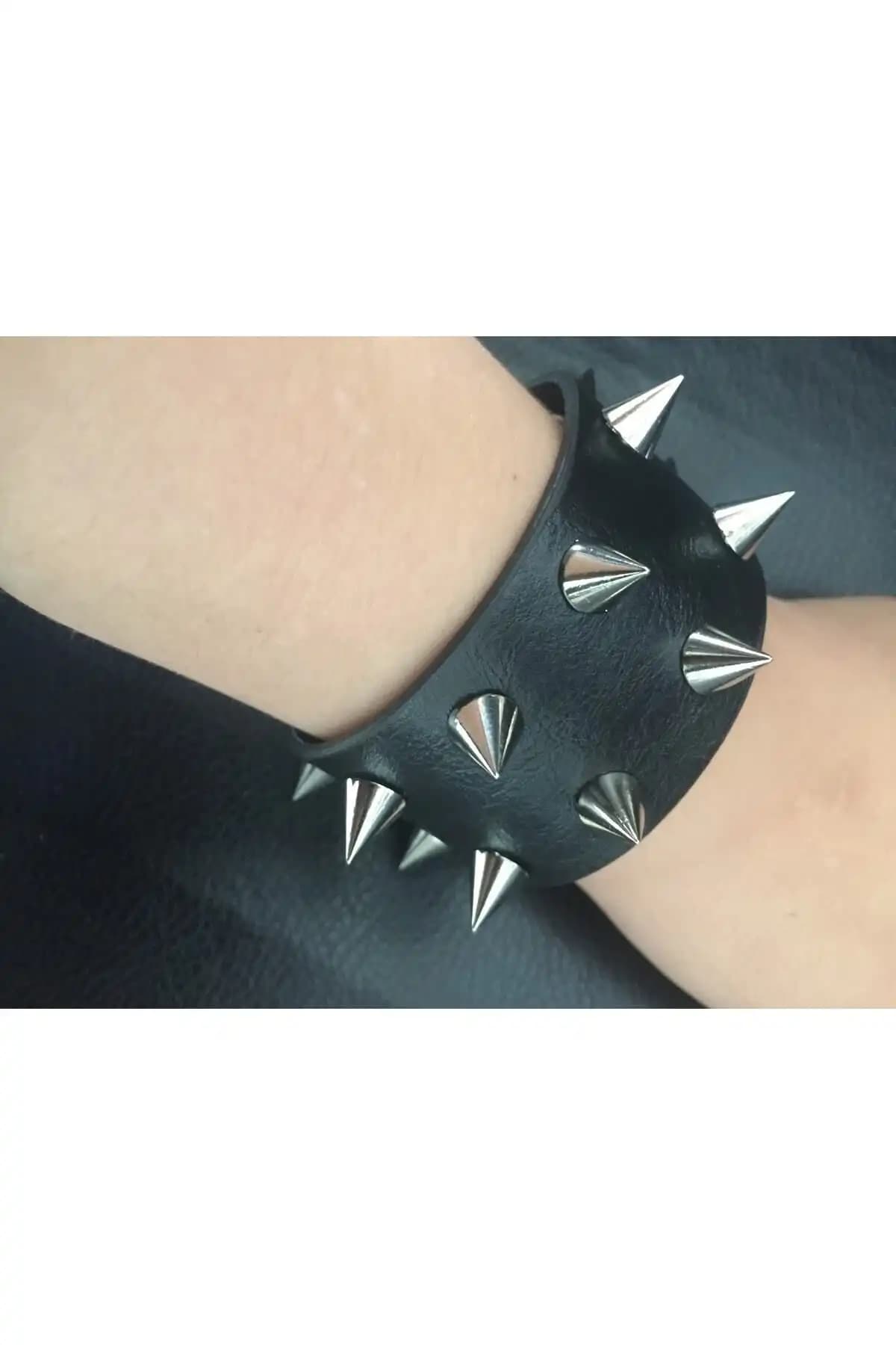 Aksabeltchokers Çivili Çift Sıralı Bileklik: Modern ve Dayanıklı Takı Seçeneği