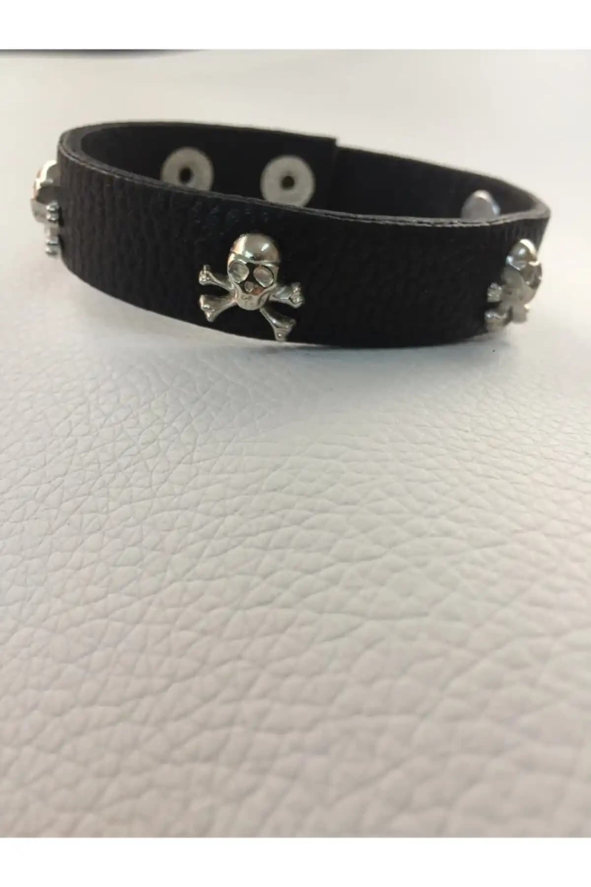 Aksabeltchokers Kuru Kafalı Deri Bileklik: Modern ve Şık Günlük Takı Seçeneği