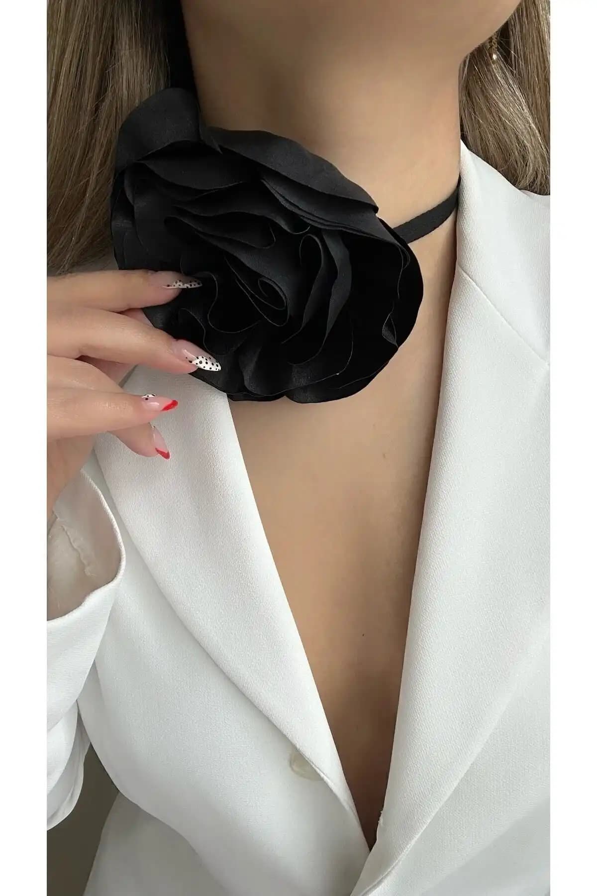 Âlâ Atelier Bağcıklı Kumaş Çiçek Choker Kolye Gül, Şıklık ve Feminenlik Sunan Modern Takı