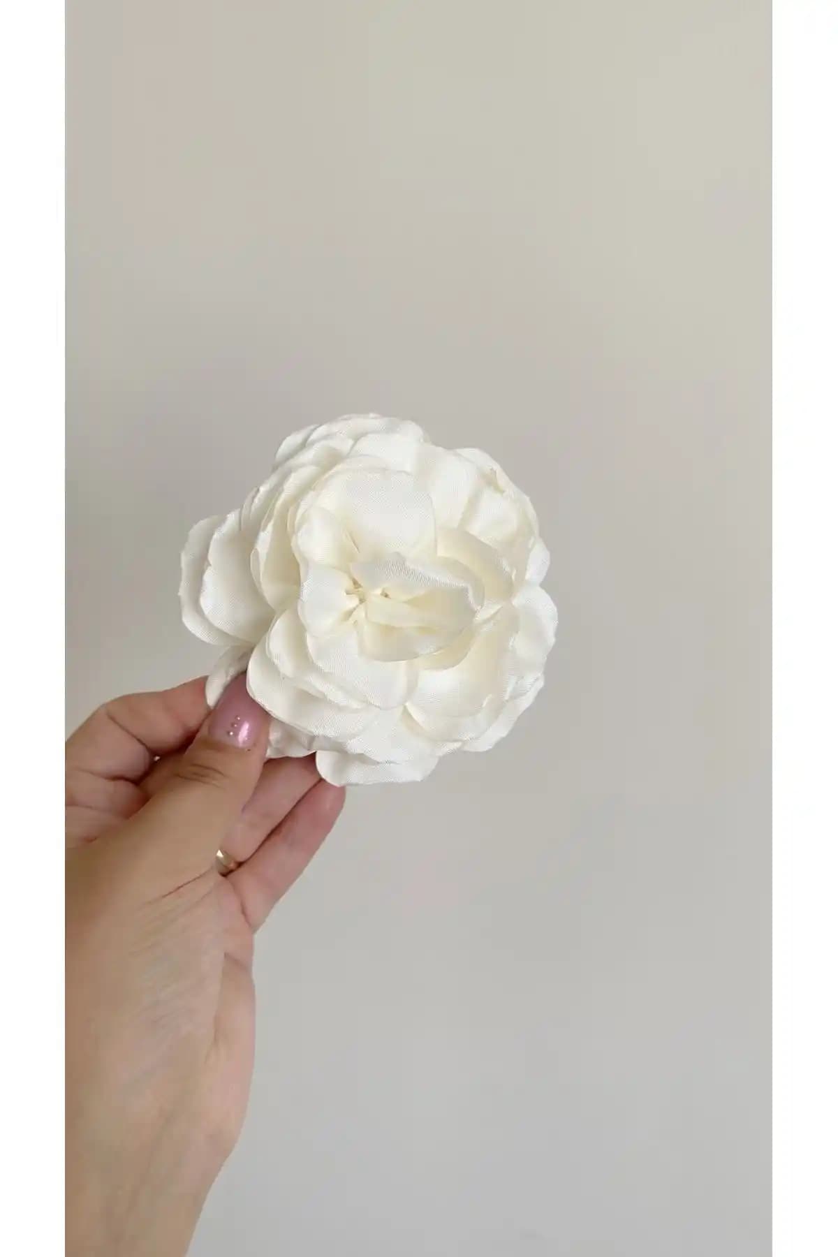 Alâ Atelier Ekru Gül Desenli Iğneli Broş Şıklık ve Dayanıklılık Sunar