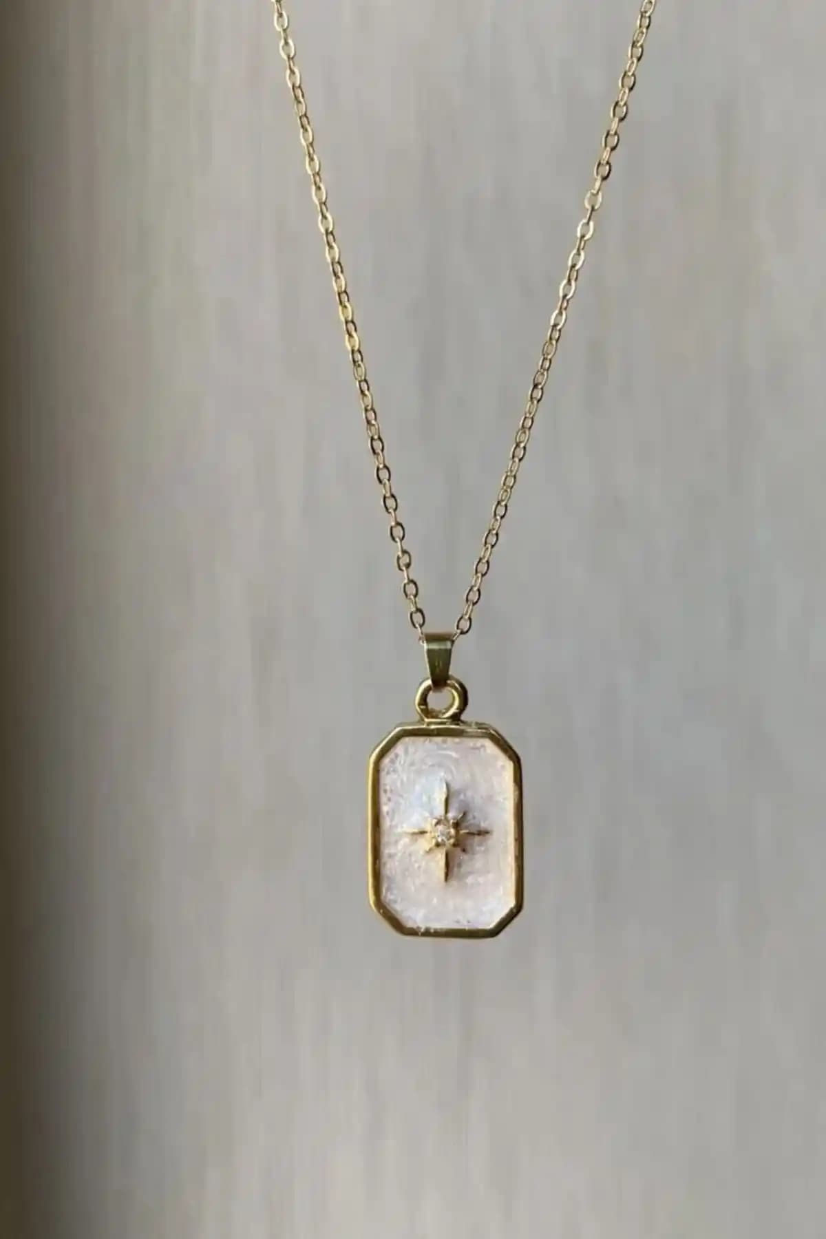 Alexis Carrel Altın Kaplama Dikdörtgen Kutup Yıldızı Kadın Kolyesi Şık ve Modern Tasarım