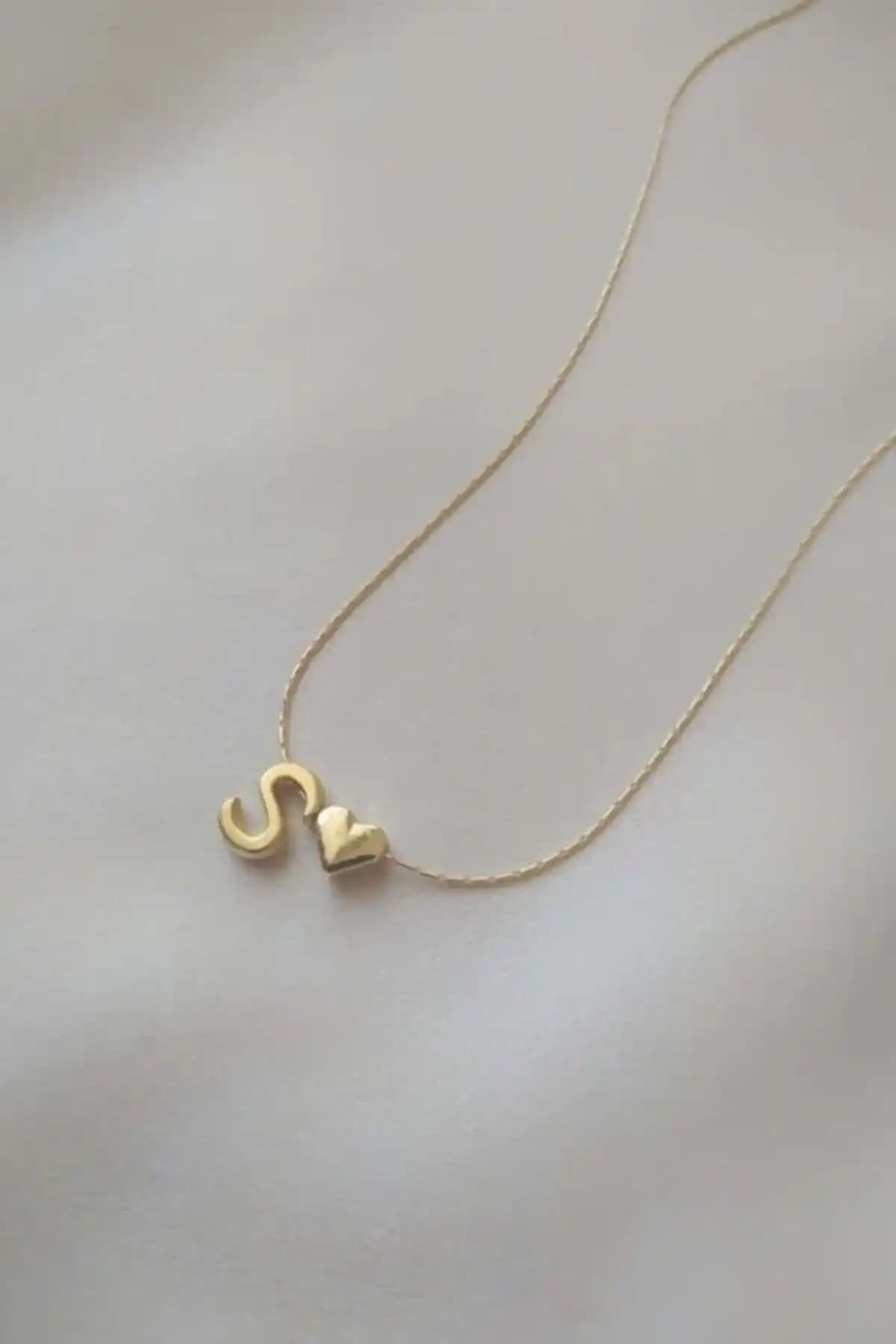 Alexis Carrel Kalp Detaylı S Harfli Kadın Kolyesi Zarif ve Anlamlı Aksesuar Seçeneği