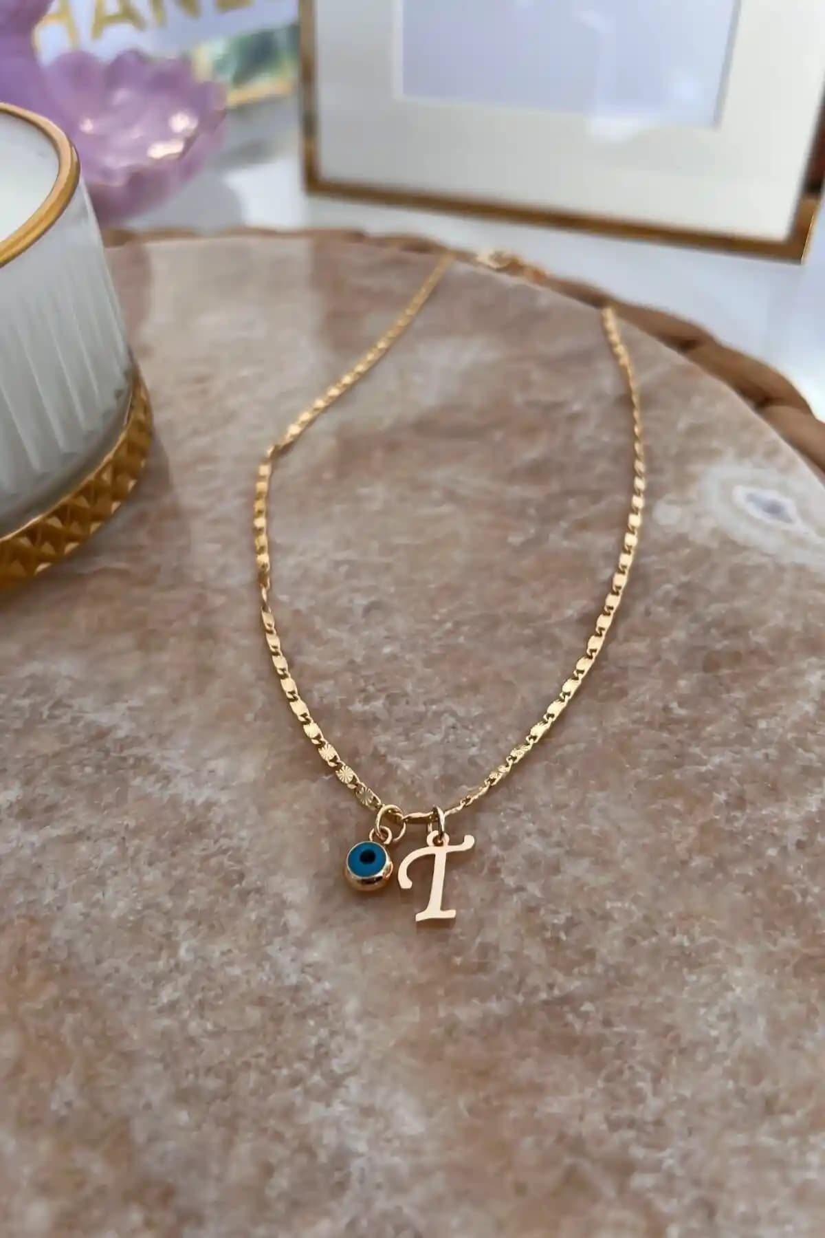 Altın Kaplama Kişiye Özel Nazar ve T Harfi Uçlu Kolye: Şıklık ve Dayanıklılık Bir Arada