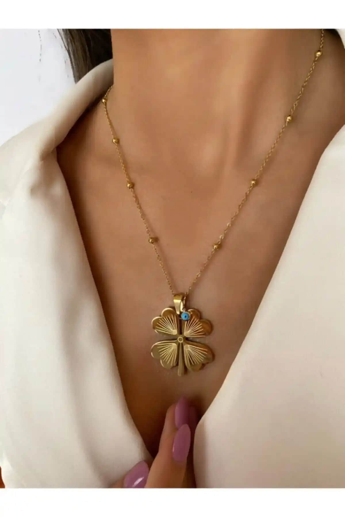 Altın Renkli Yaprak Motifli Uzun Zincirli Kolye Şıklık ve Zarafet İçin Ideal Seçenek