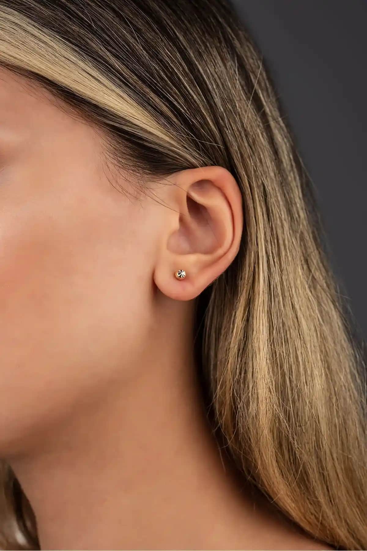 Altınaşkı Disko Toplu Altın Küpe: Zarif ve Şık Tasarım ile Günlük Kullanım İçin Idealdir