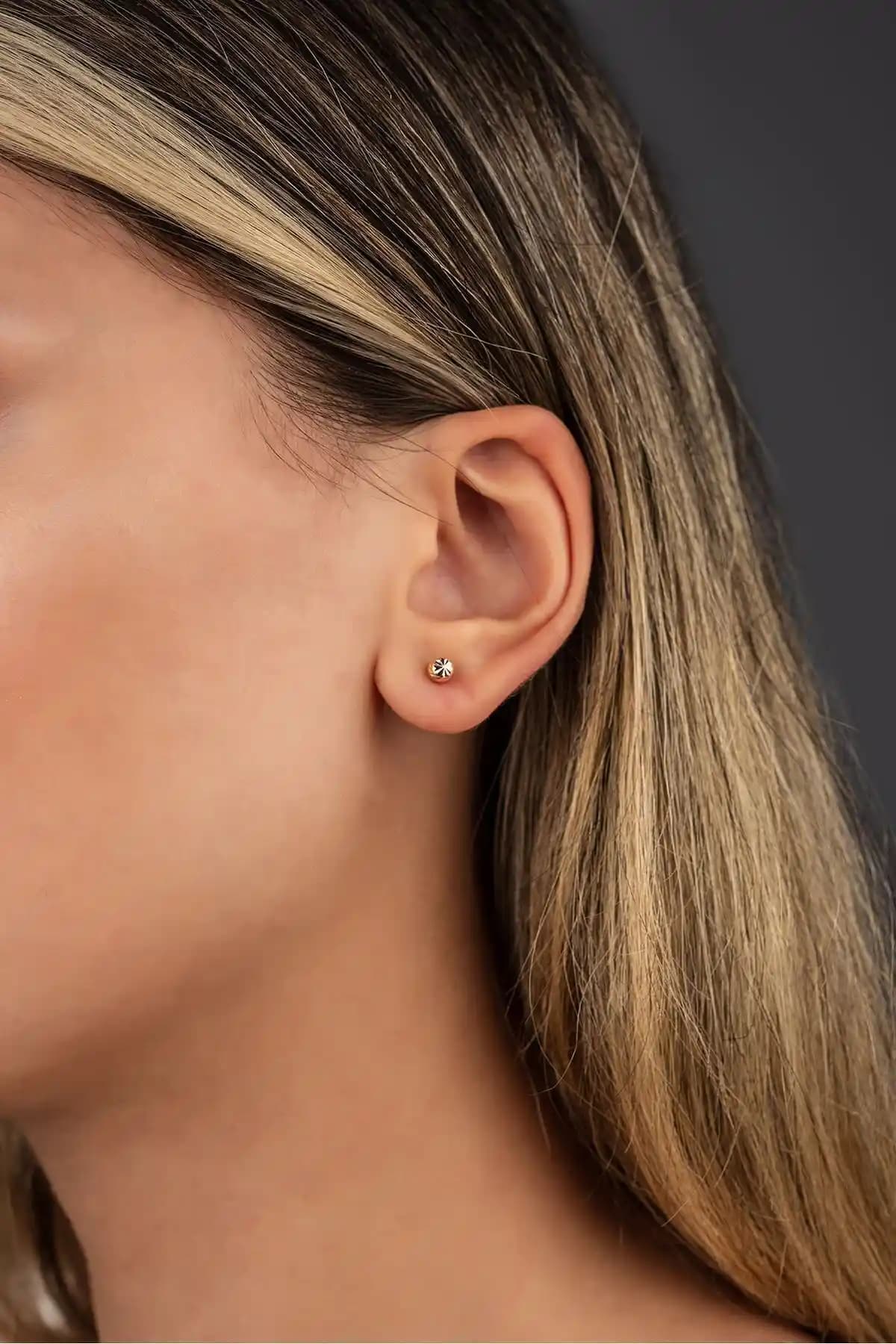 Altınaşkı Disko Toplu Altın Küpe: Zarif ve Şık Tasarım ile Günlük Kullanım İçin Idealdir