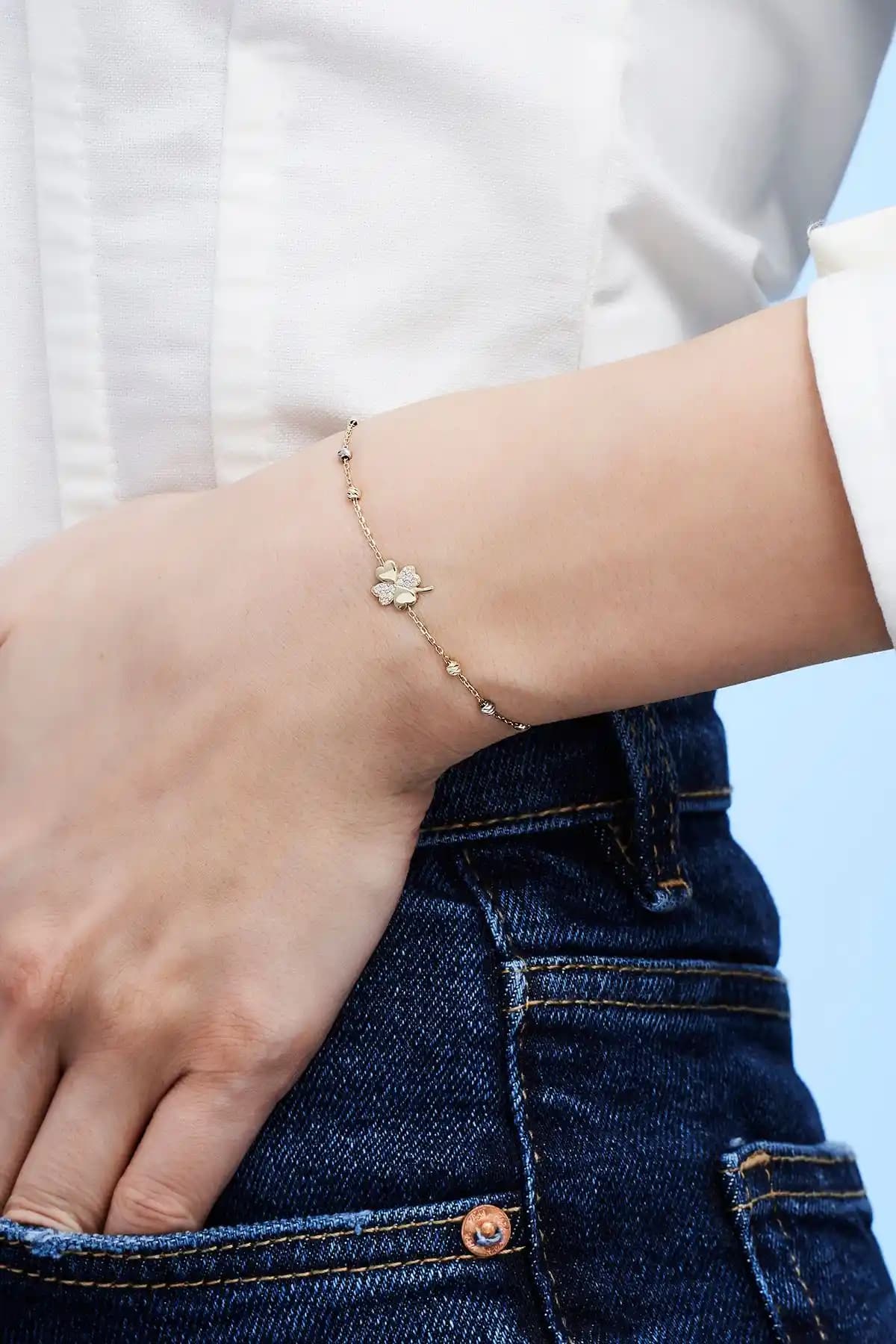 Altınbaş Altın Yonca Bileklik: Zarif ve Anlamlı Tasarımıyla Şıklık Sunar