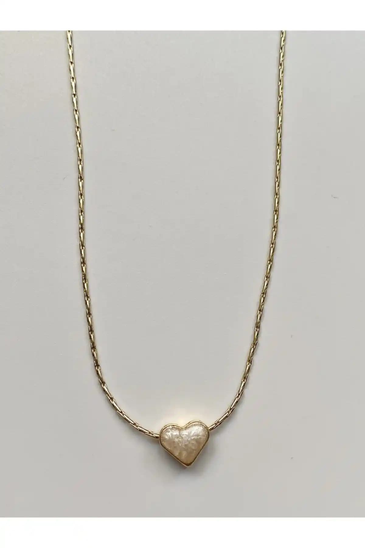 Alya Jewelry Altın Kaplama Mineli Beyaz Kalp Kolye Şıklık ve Zarafetin Temsilcisi
