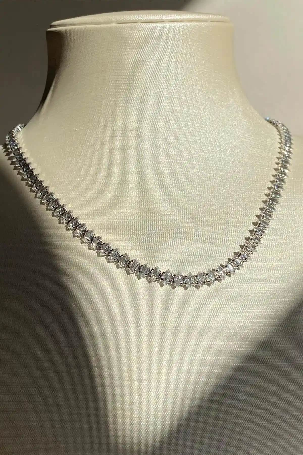 Amoreist Arpa Taşı Su Yolu Silver Kolye: Doğal ve Zarif Takı Tasarımı