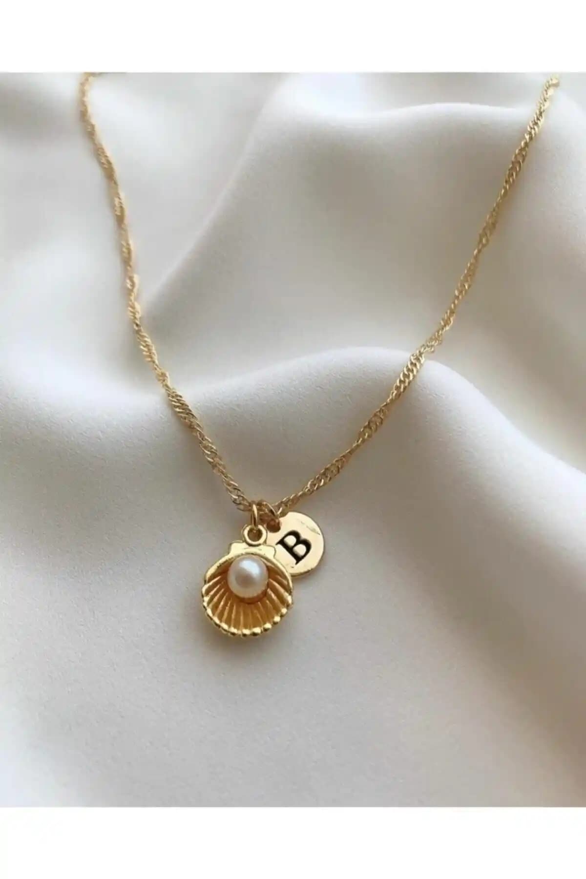 Asia Chic B Harfli İnci İstiridyeli Kolye - Zarif ve Dayanıklı Takı Tasarımı