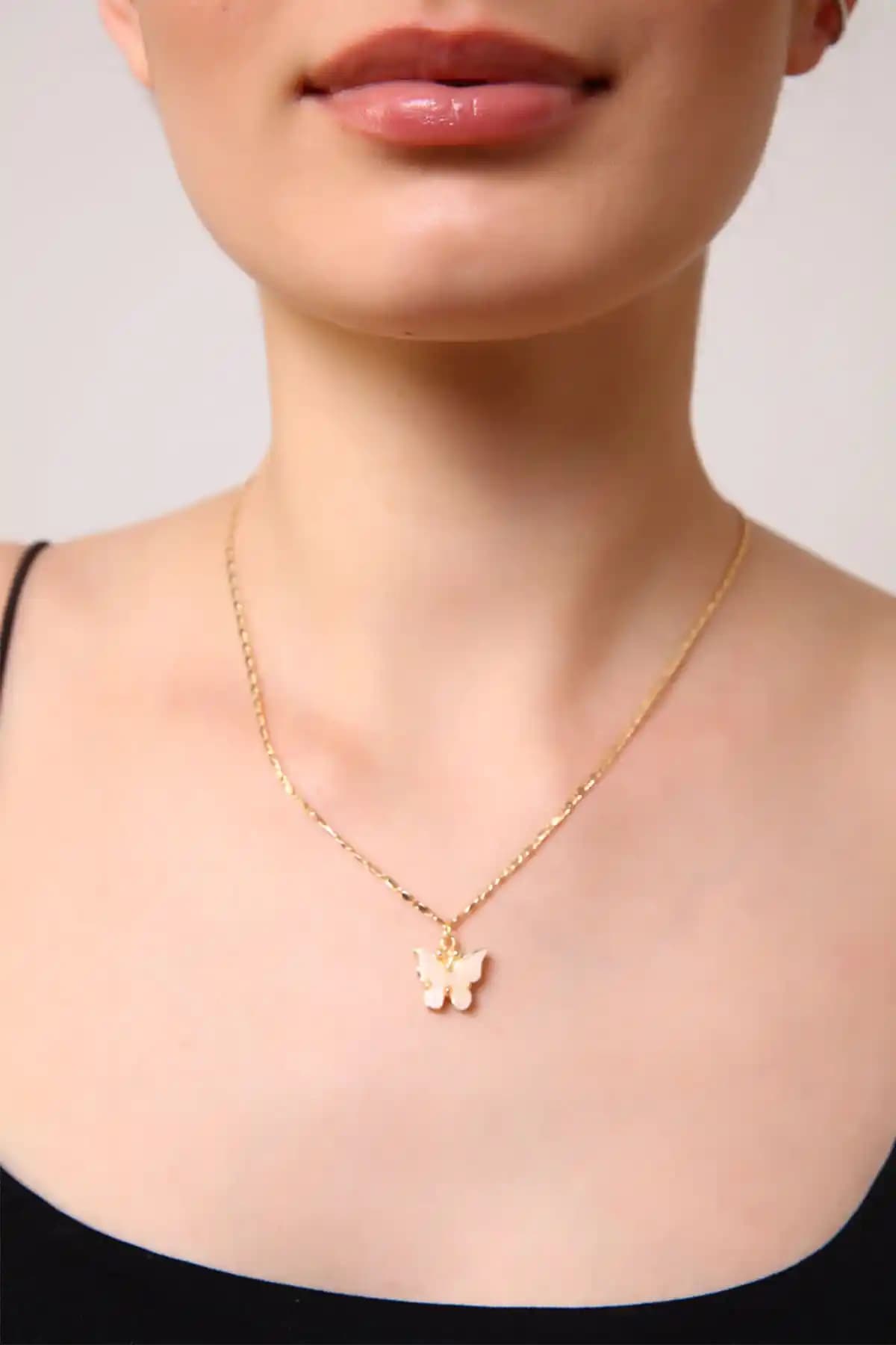 AURRARİ Altın İnce Burgu Kolye: Zarif ve Modern Tasarım ile Günlük ve Özel Kullanım İçin