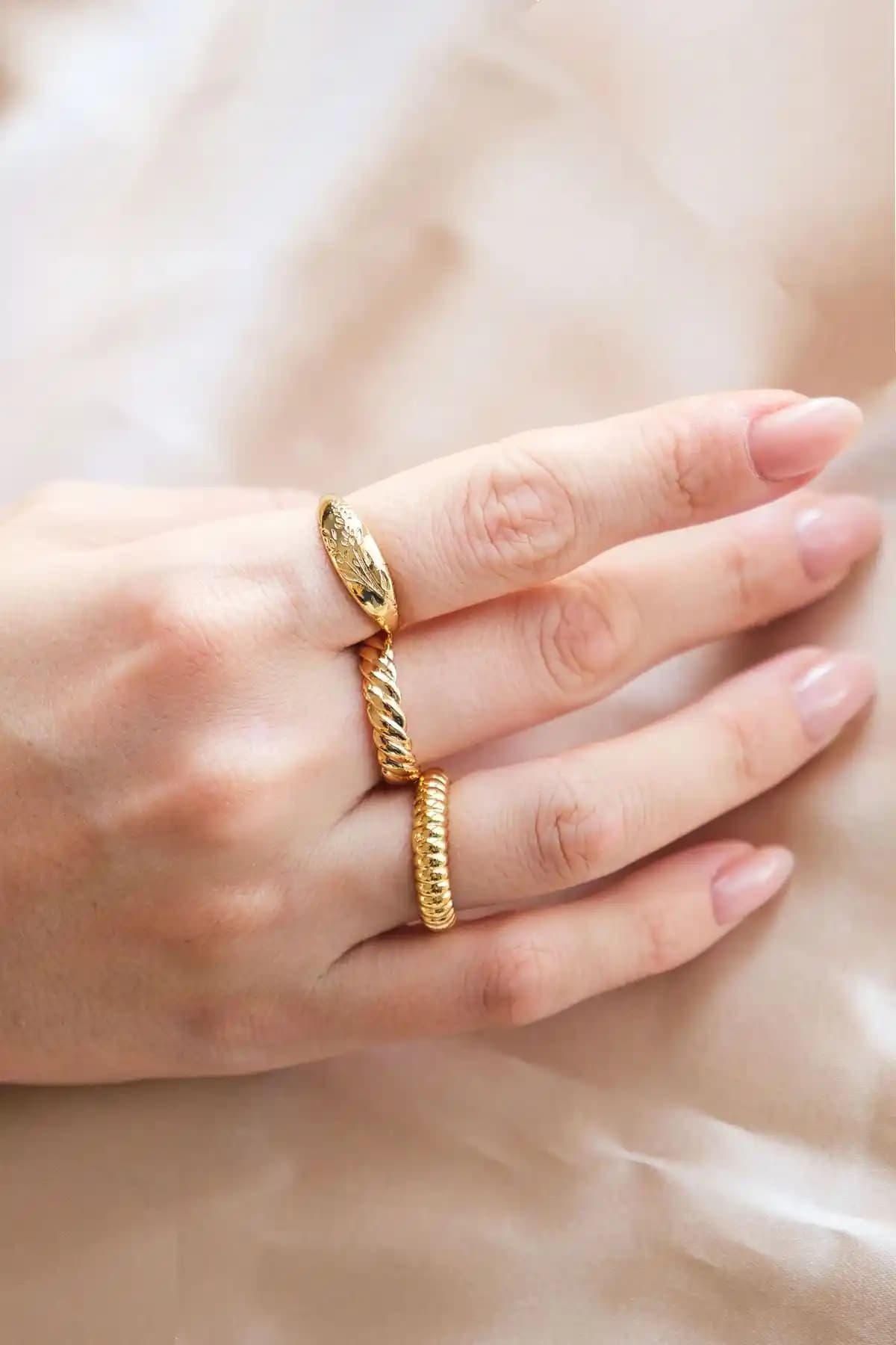 AURRARİ Kadın 3'lü Gold Yüzük Seti Zarif ve Çok Yönlü Takı Seçeneği