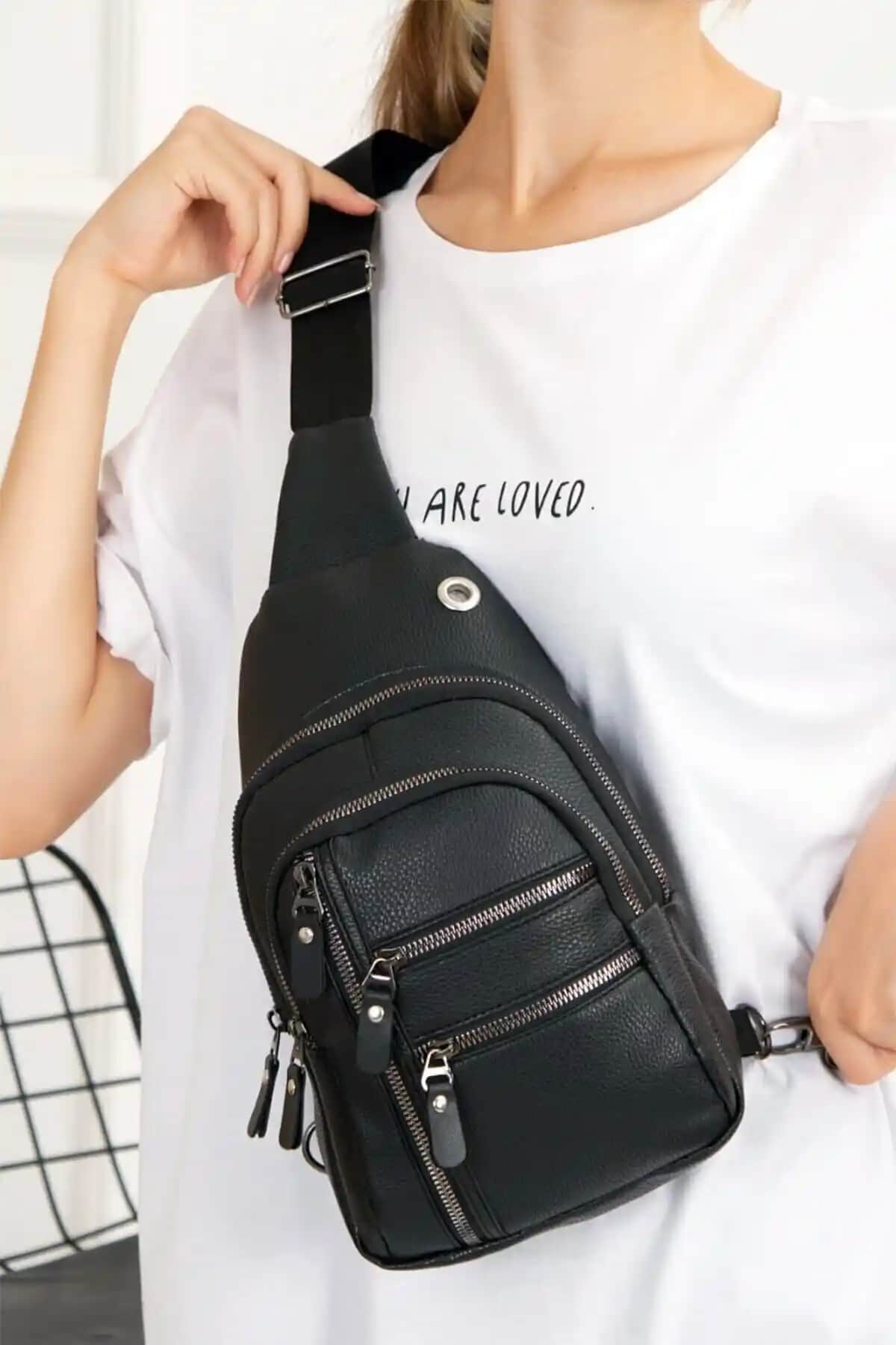 Av A Dos Deri Çapraz Askılı Çanta ve SEVENTEEN 8 Gözlü Su Geçirmez Bady Bag Karşılaştırması