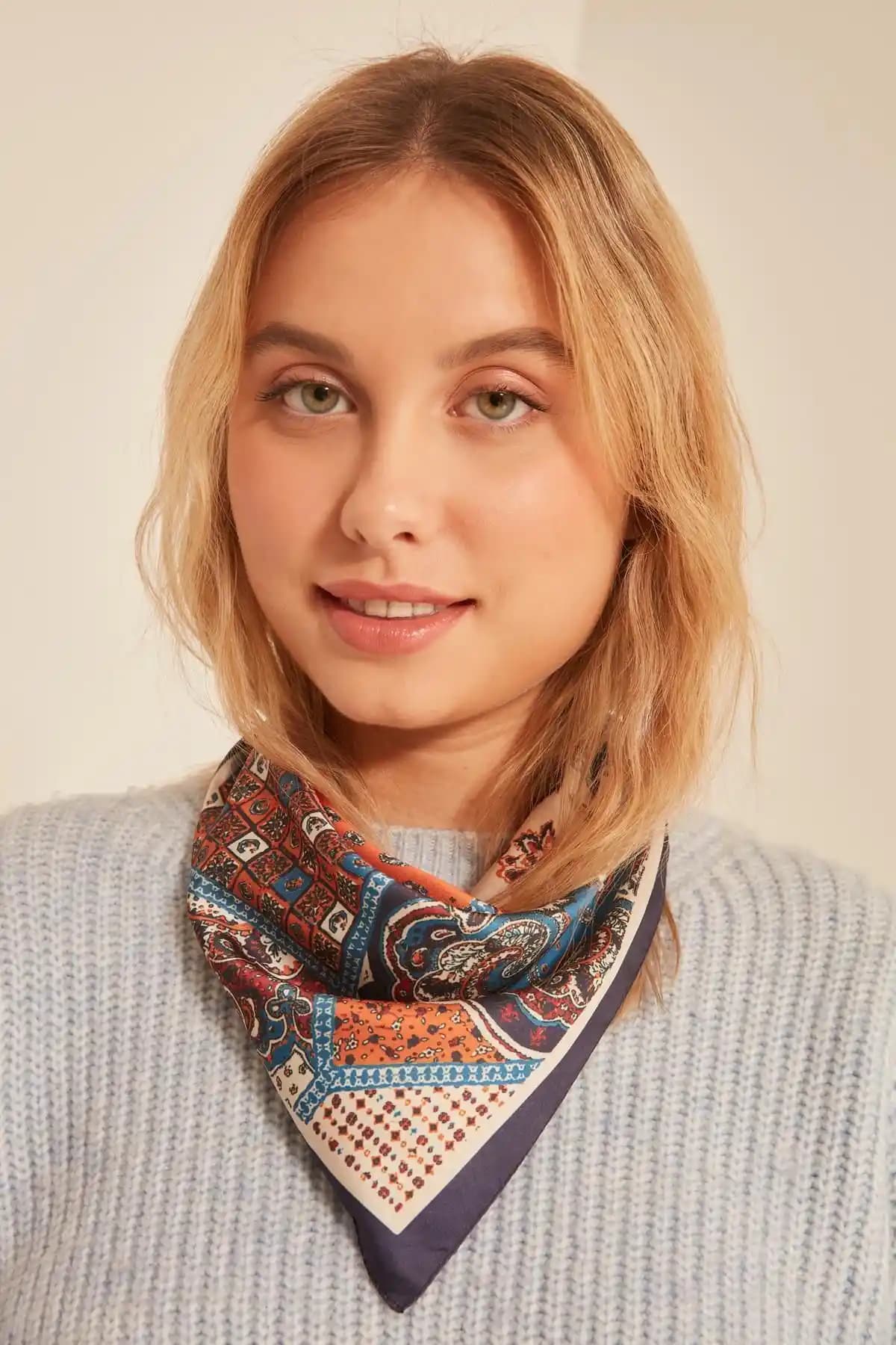 Axesoire 12353 Etro Desenli Lacivert Bandana Fular: Şıklık ve Fonksiyonellik Bir Arada