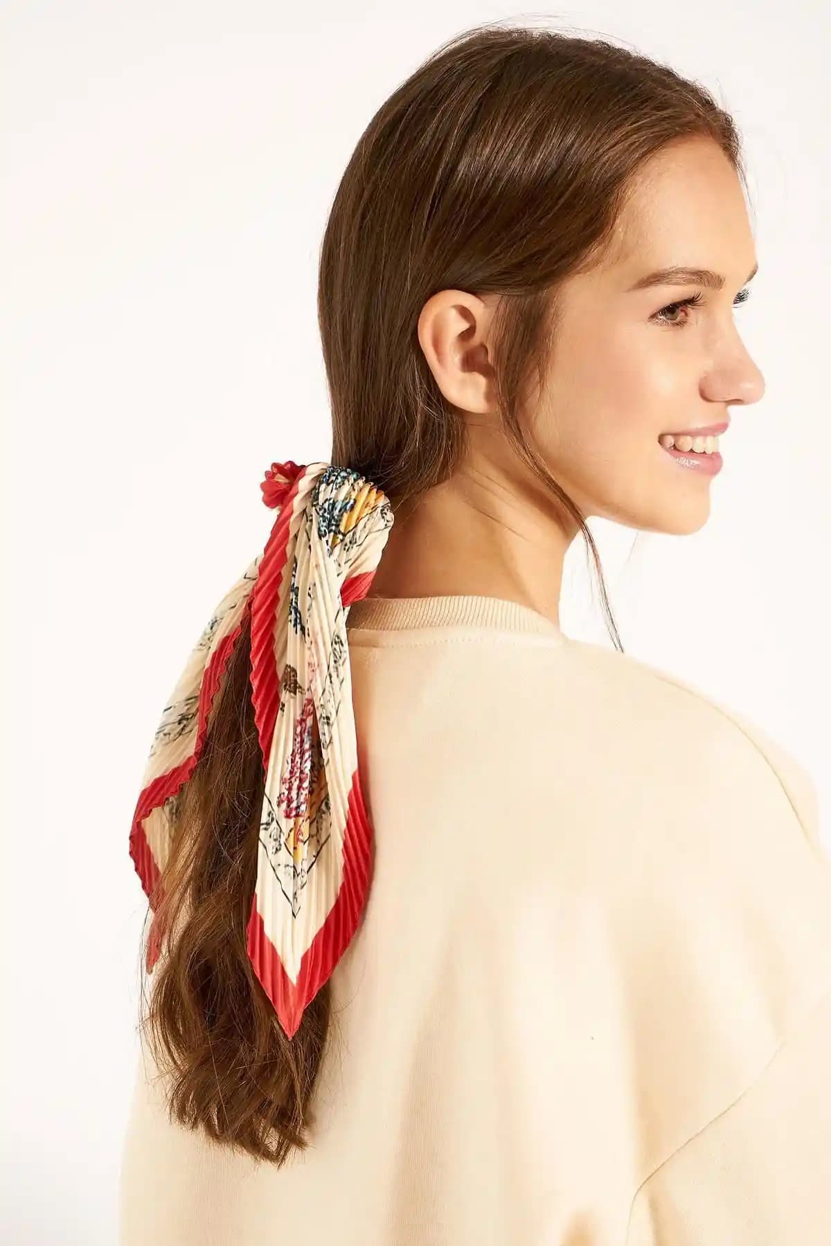 Axesoire 13465-1 Etnik Desenli Kırmızı Kenarlıklı Piliseli Bandana Fular - Şık ve Renkli Moda Aksesuarı