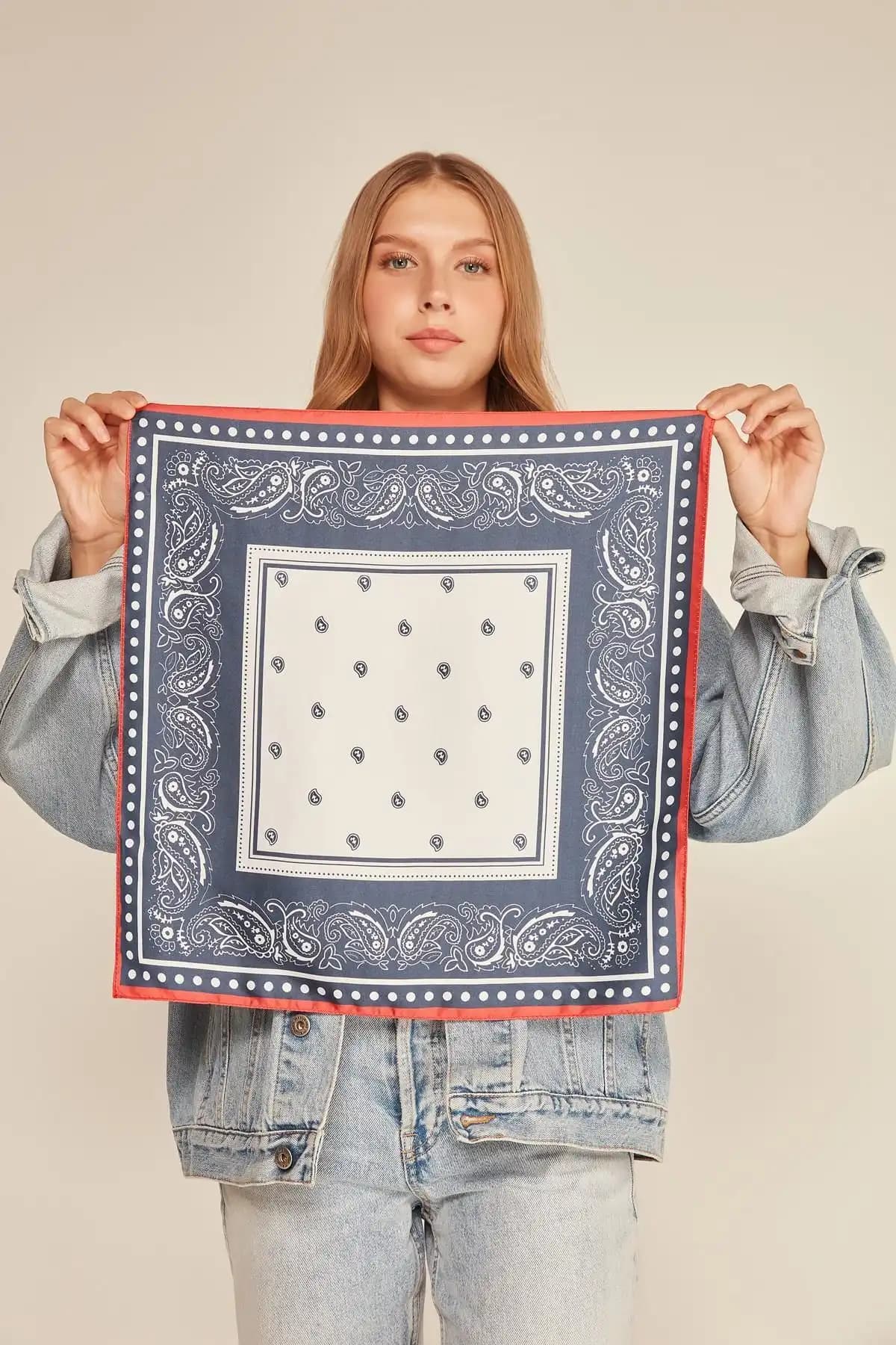 Axesoire 13749 Kırmızı Kenarlıklı Lacivert Bandana Fular: Şık ve Çok Yönlü Moda Aksesuarı