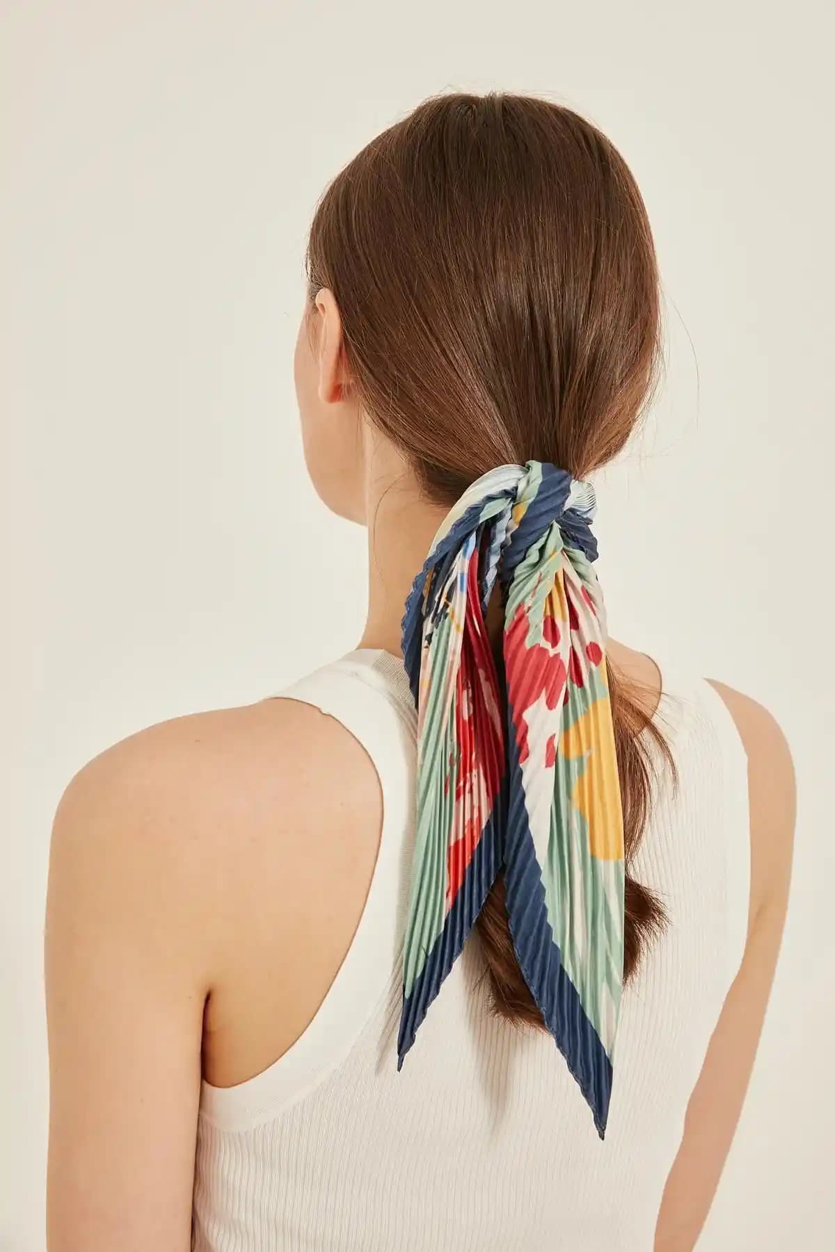 Axesoire 13750-1 Pliseli Lacivert Kenarlıklı Renkli Bandana Fular: Çok Yönlü ve Şık Kadın Aksesuarı