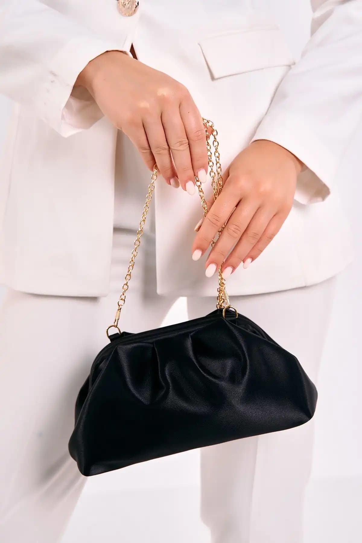 Berlesi Gold Metalik Deri ve Siyah Saten Kadın Clutch Çantalarının Karşılaştırması 2