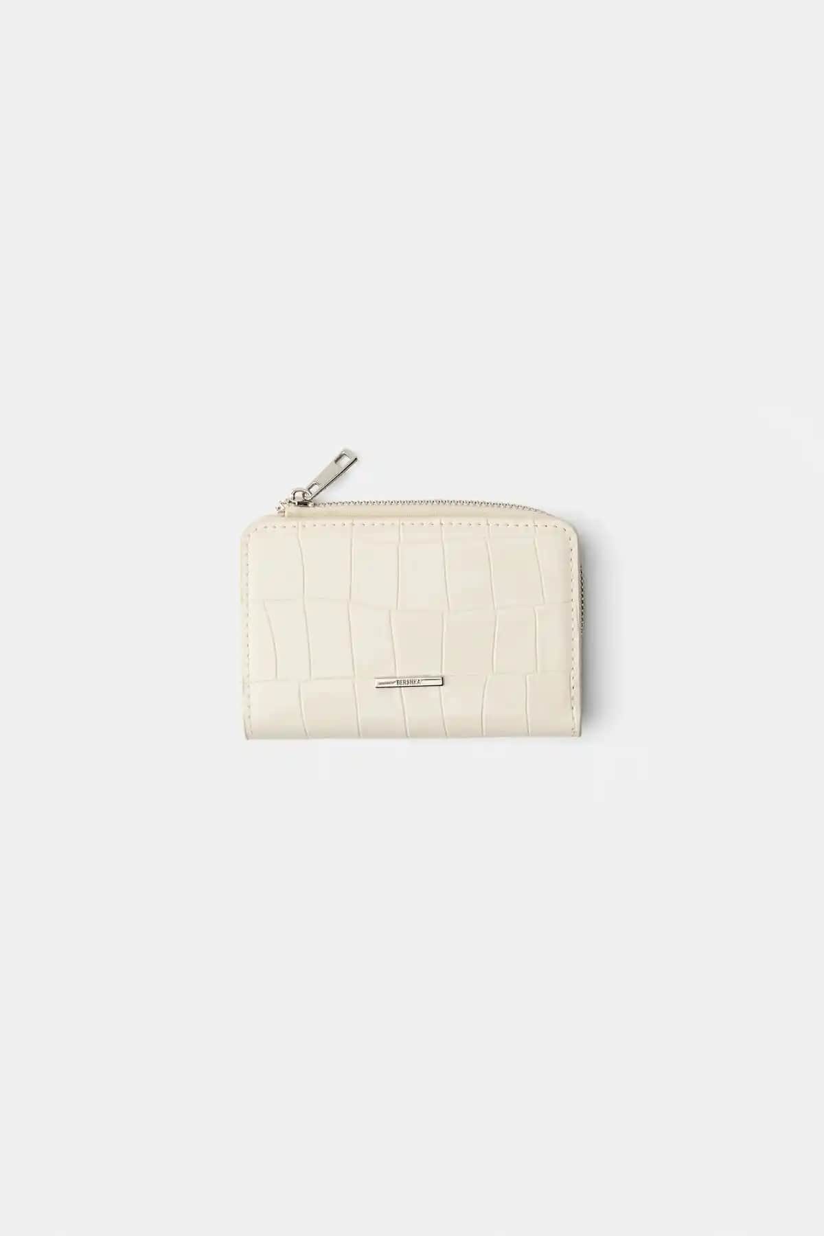 Bershka ve Defacto Cüzdan Karşılaştırması: Malzeme, Tasarım ve Kullanım Özellikleri