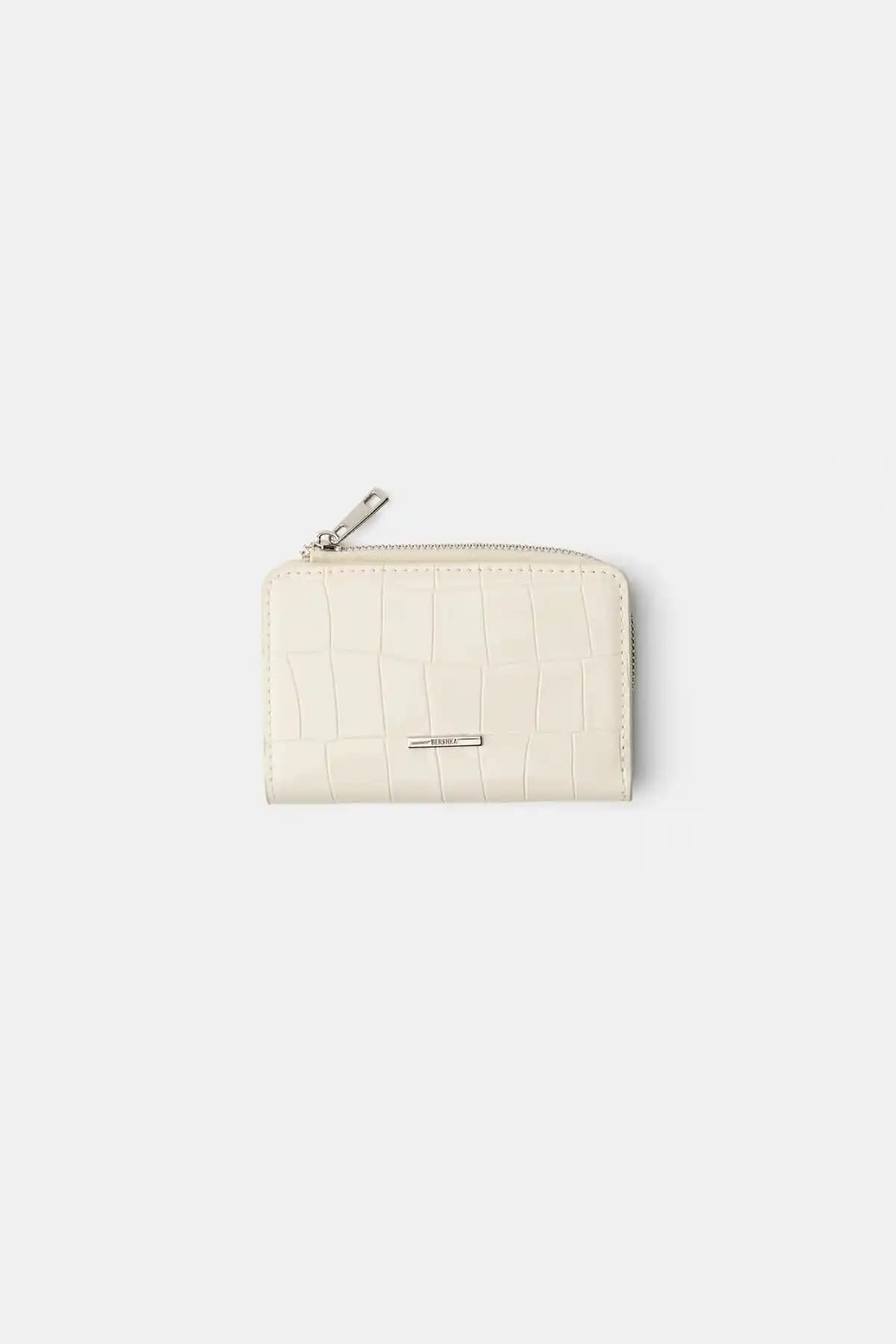 Bershka ve Defacto Cüzdan Karşılaştırması: Malzeme, Tasarım ve Kullanım Özellikleri