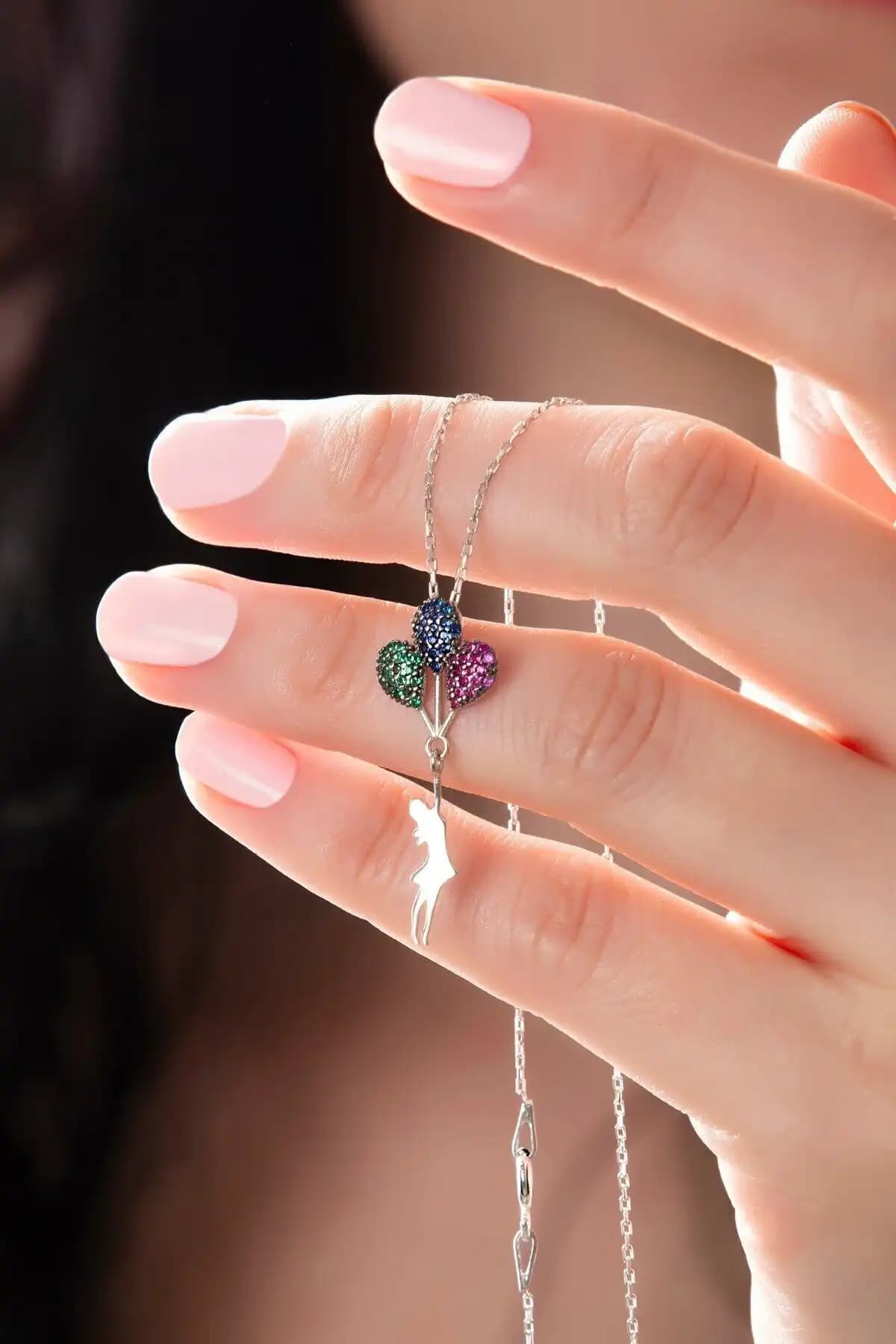 Bilsen Store Kadın 925 Ayar Gümüş Zincirli Balon Tutan Kız Model Kolye Özellikleri ve Tasarımı
