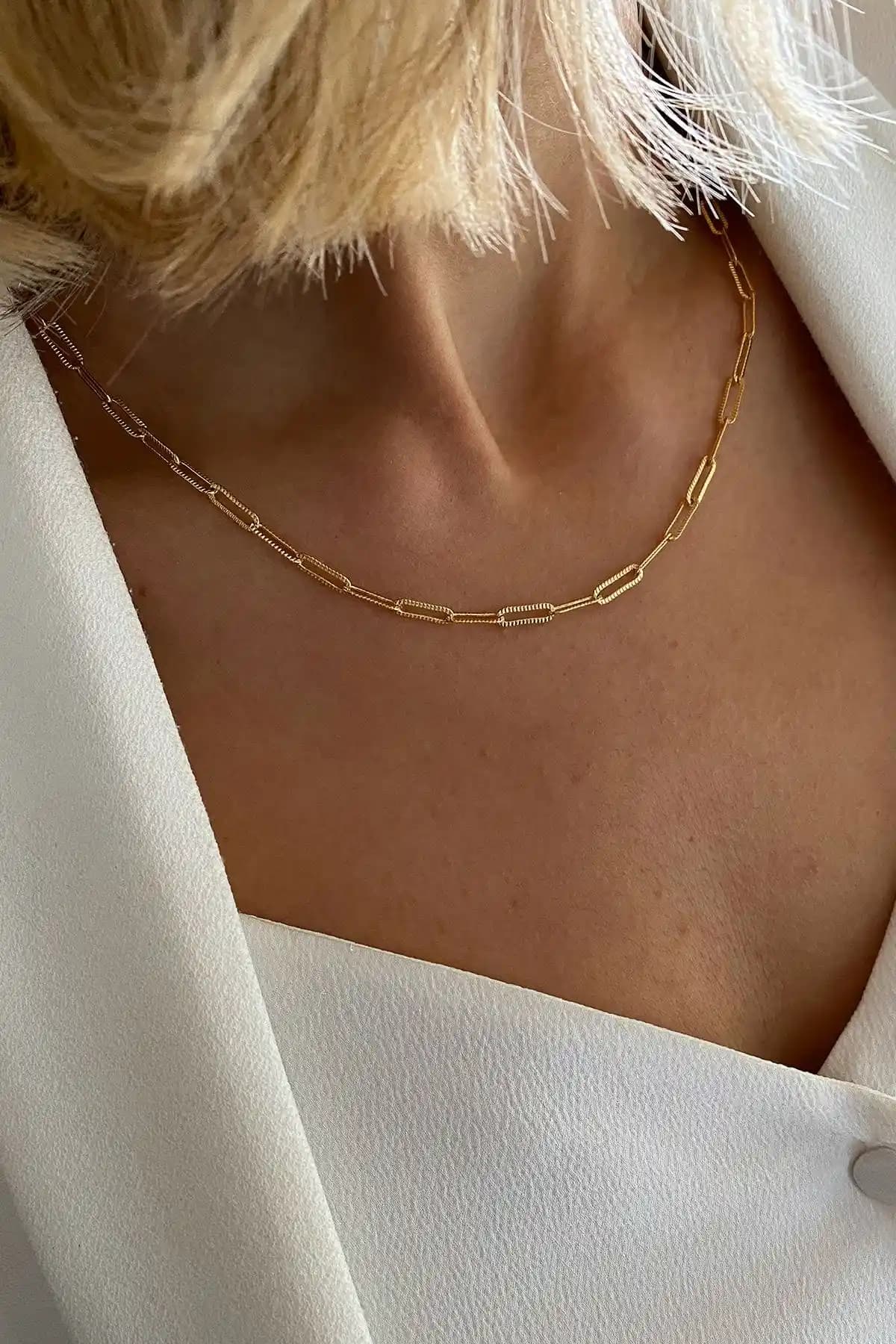 Bonnjerra Kadın Altın Kaplama İşlemeli Zincir Kolye Şıklık ve Zarafet Sunar