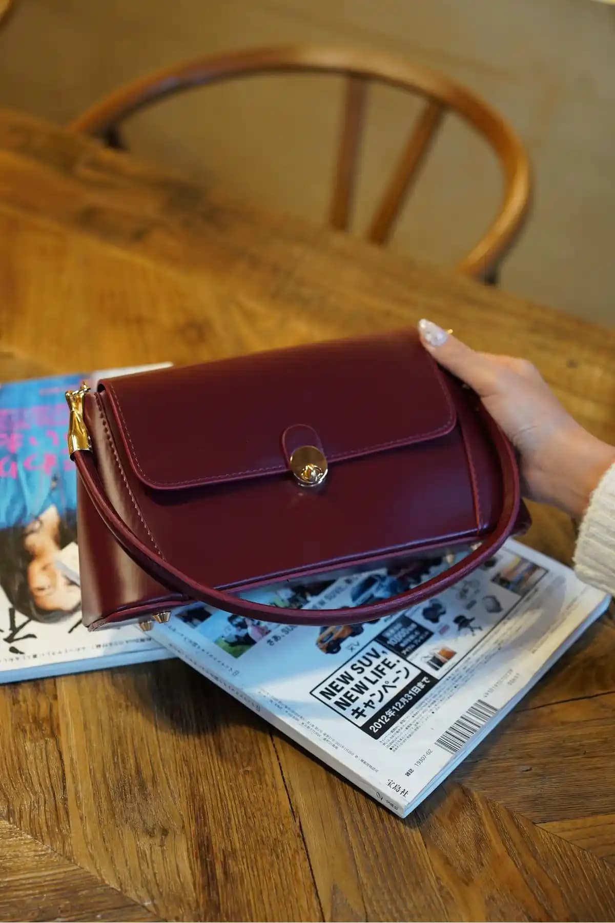 Boutiquehaki Caryle ve Katusa STD Kadın Çantası Karşılaştırması