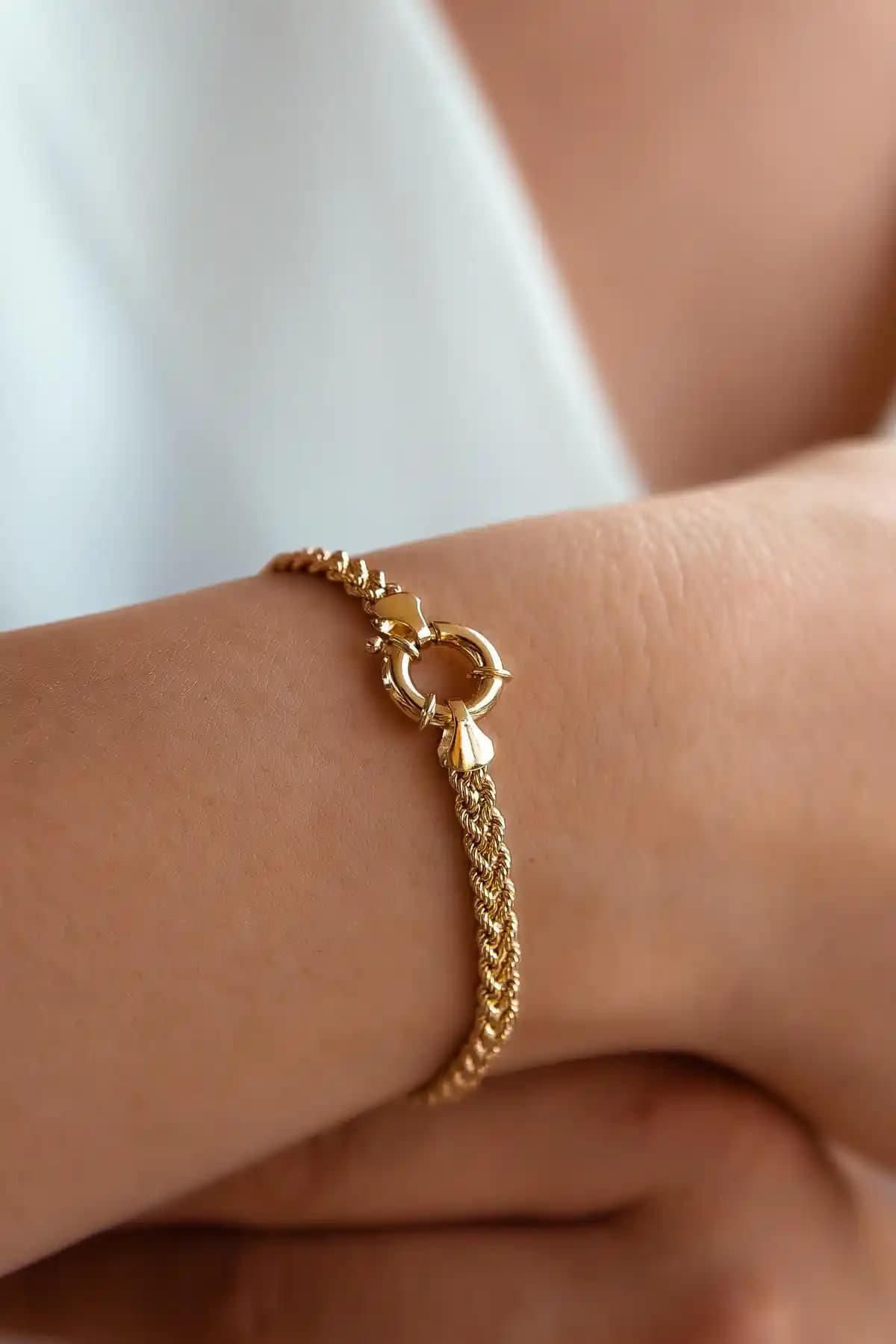 Burgu Çift Sıra Altın Bileklik: Zarif ve Şık Tasarımıyla Günlük ve Özel Kullanım İçin