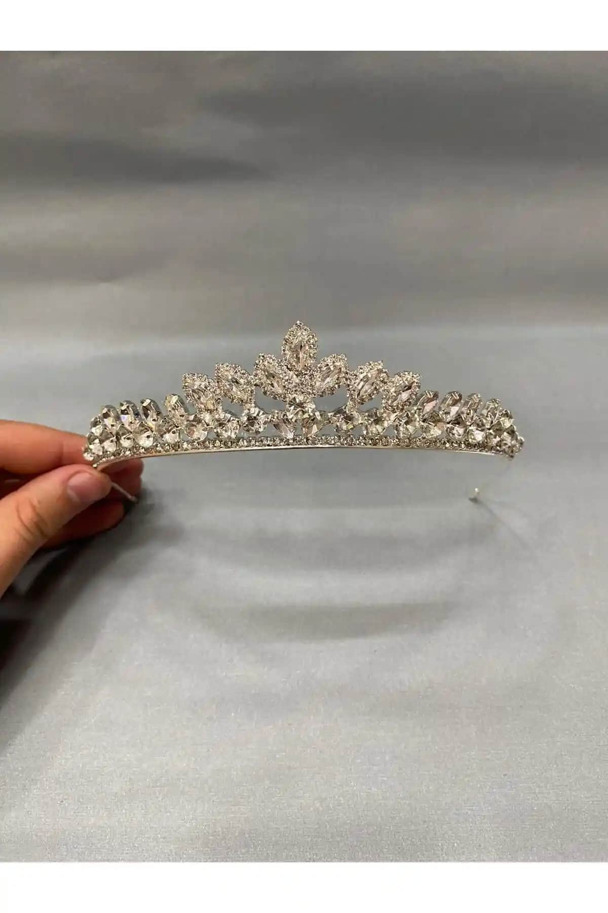 Buse Perla ve LADİN AKSESUAR Taçları Karşılaştırması: Hangi Ürün Sizin İçin Daha Uygun