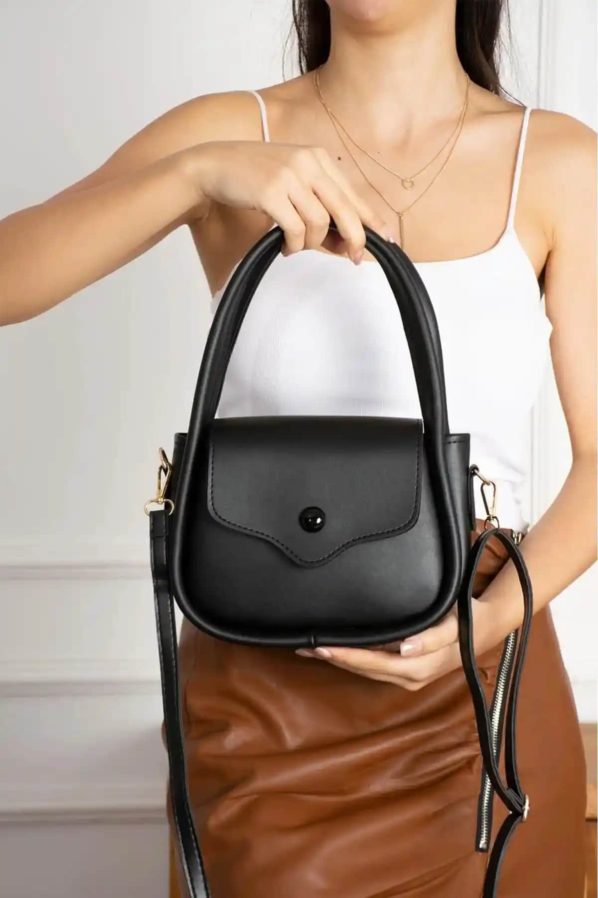 Çanta Karşılaştırması: Cochines Siyah Düğmeli ve Housebags Kanvas Çanta Özellikleri