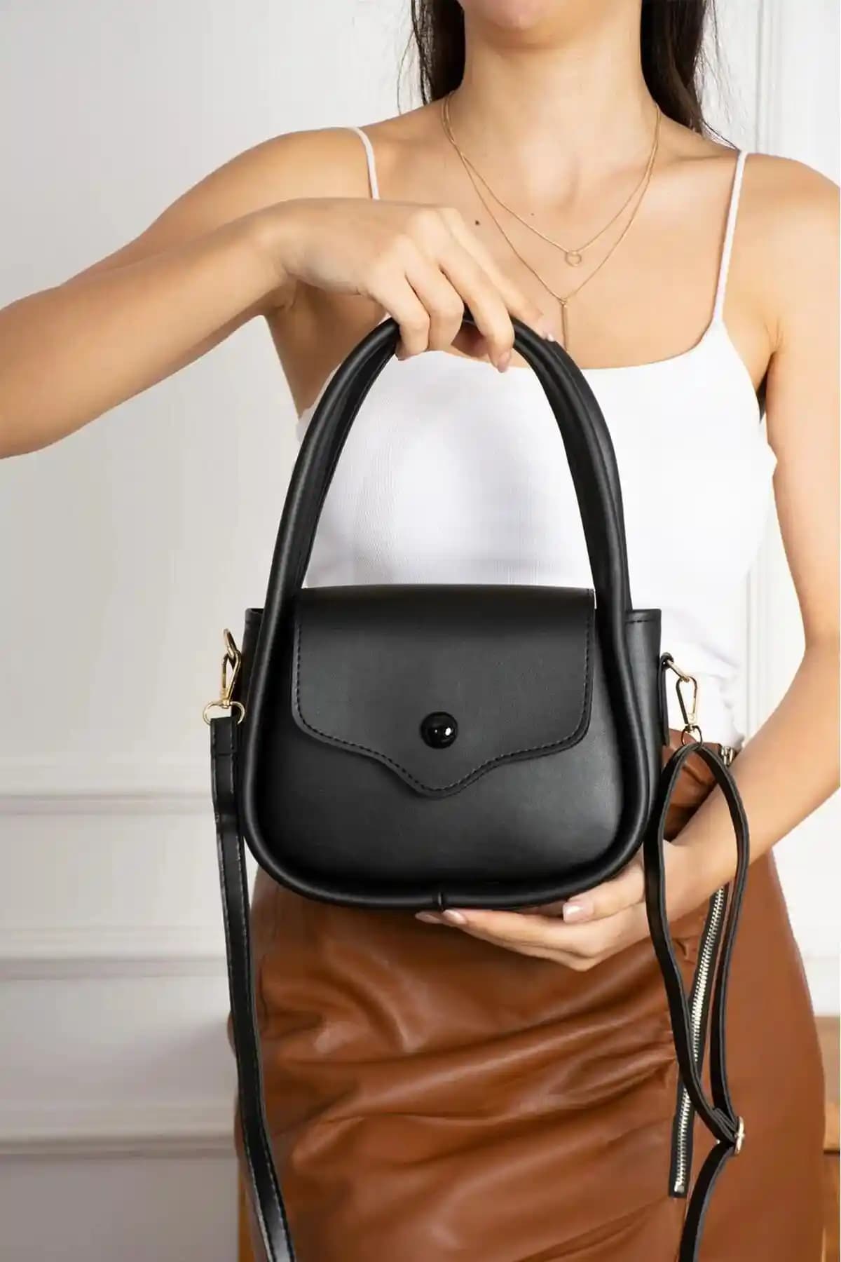 Çanta Karşılaştırması: Cochines Siyah Düğmeli ve Housebags Kanvas Çanta Özellikleri