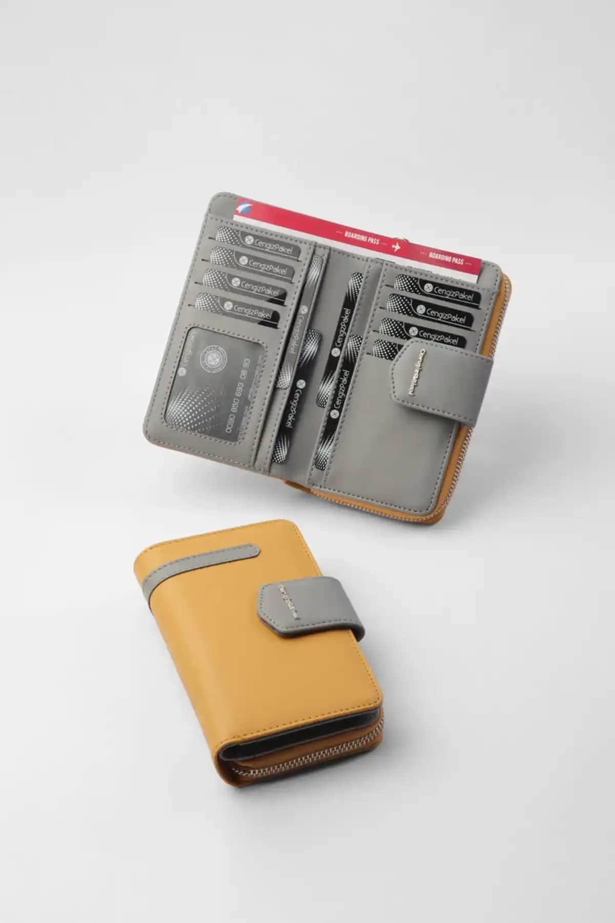 Cengiz Pakel Kadın Orta Boy ve Siyah-Kırmızı Cüzdan Karşılaştırması