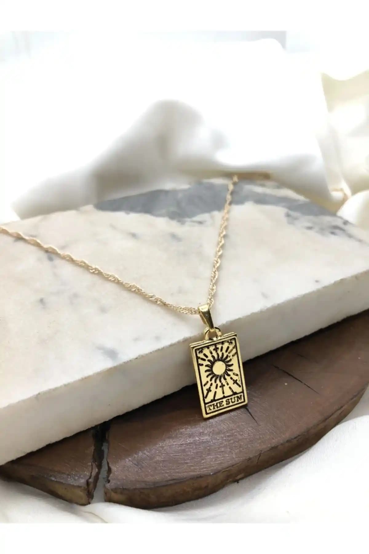 Claritas Takı Kadın Altın Kaplama Diktörtgen Güneş Tarot Kartı Kolye Özellikleri ve Kullanım İpuçları