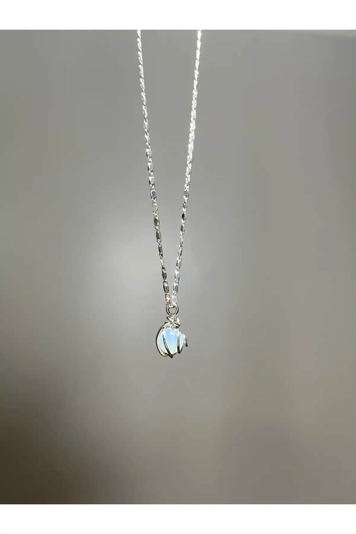 Claritas Takı'nın doğal taş ve gümüş kaplama kolyesi ile şıklığınızı tamamlayın