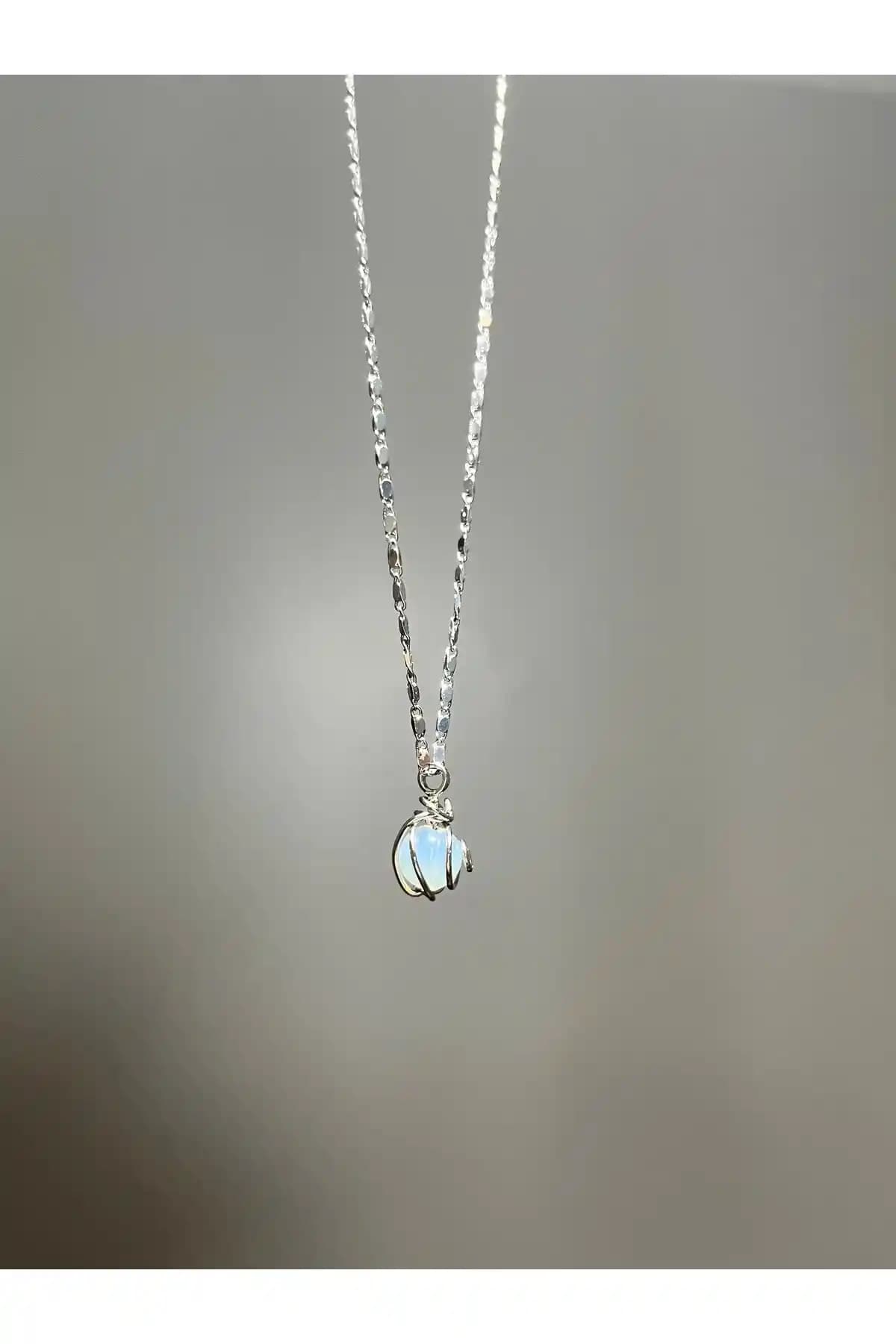 Claritas Takı'nın doğal taş ve gümüş kaplama kolyesi ile şıklığınızı tamamlayın