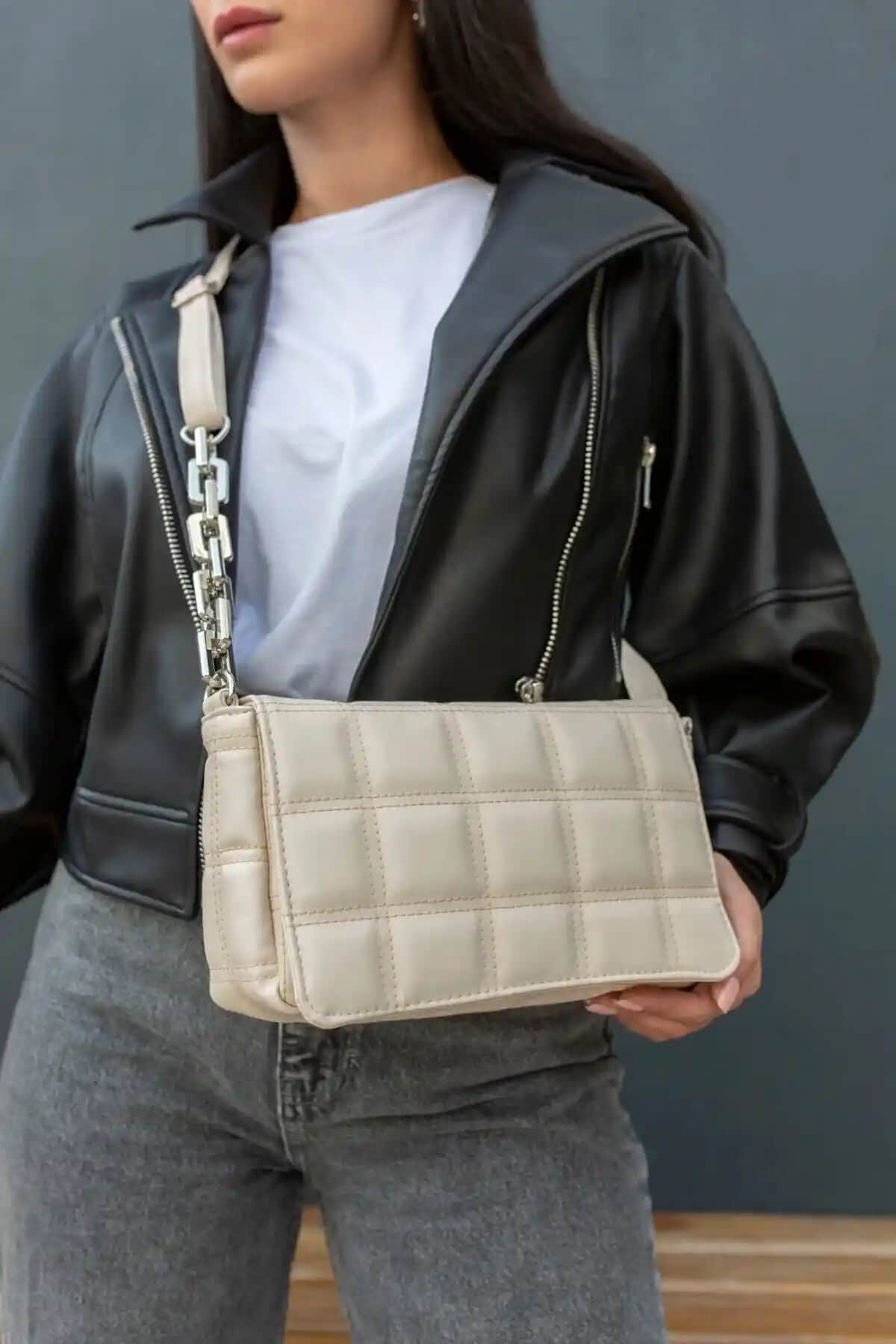 DAYBAG Kadın Bej Plastik Zincir Omuz Çantası Günlük Şıklık ve Fonksiyonellik İçin