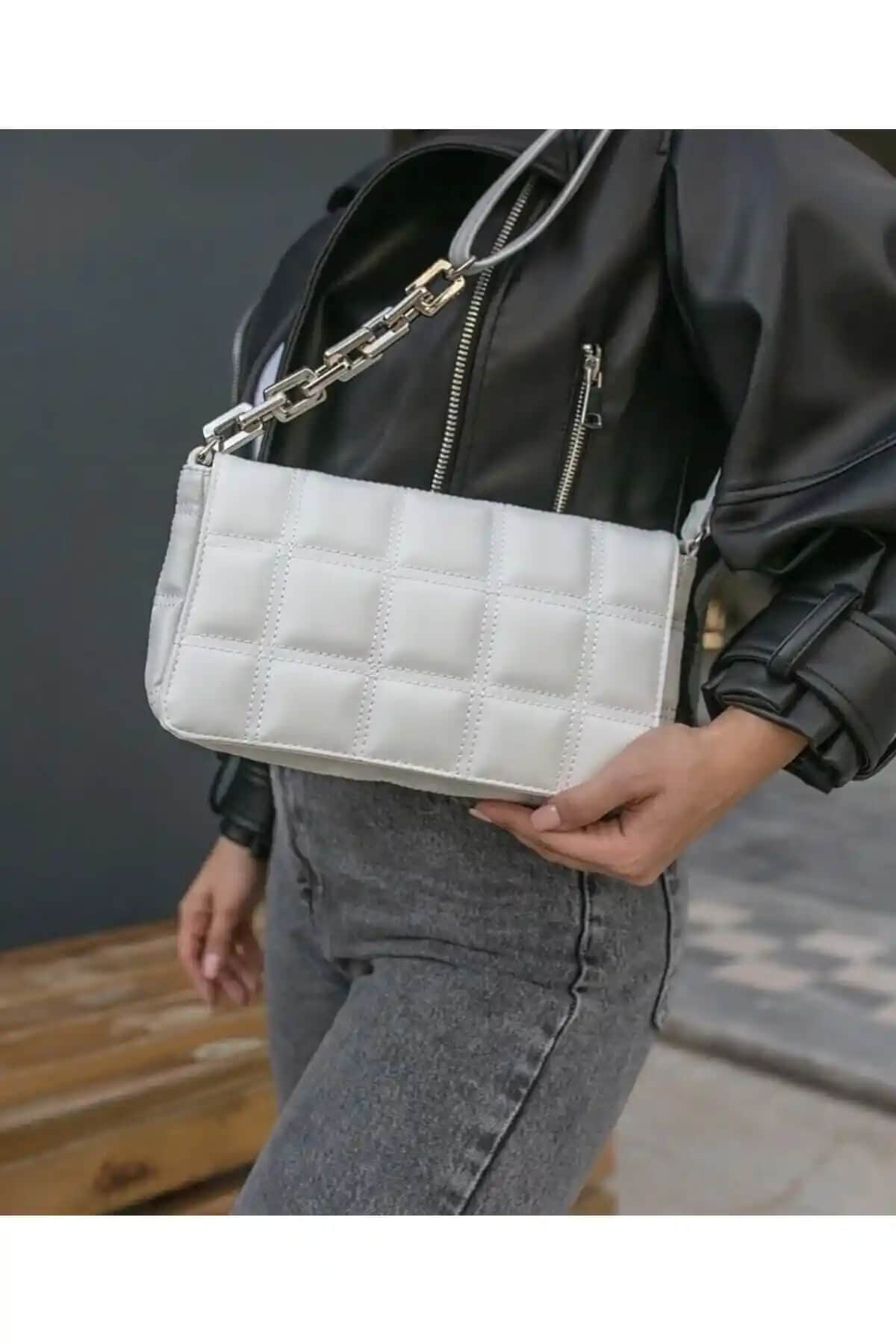 DAYBAG Kadın Beyaz Plastik Zincir Kareli Omuz Çantası Günlük ve Şık Kullanım İçin Uygun