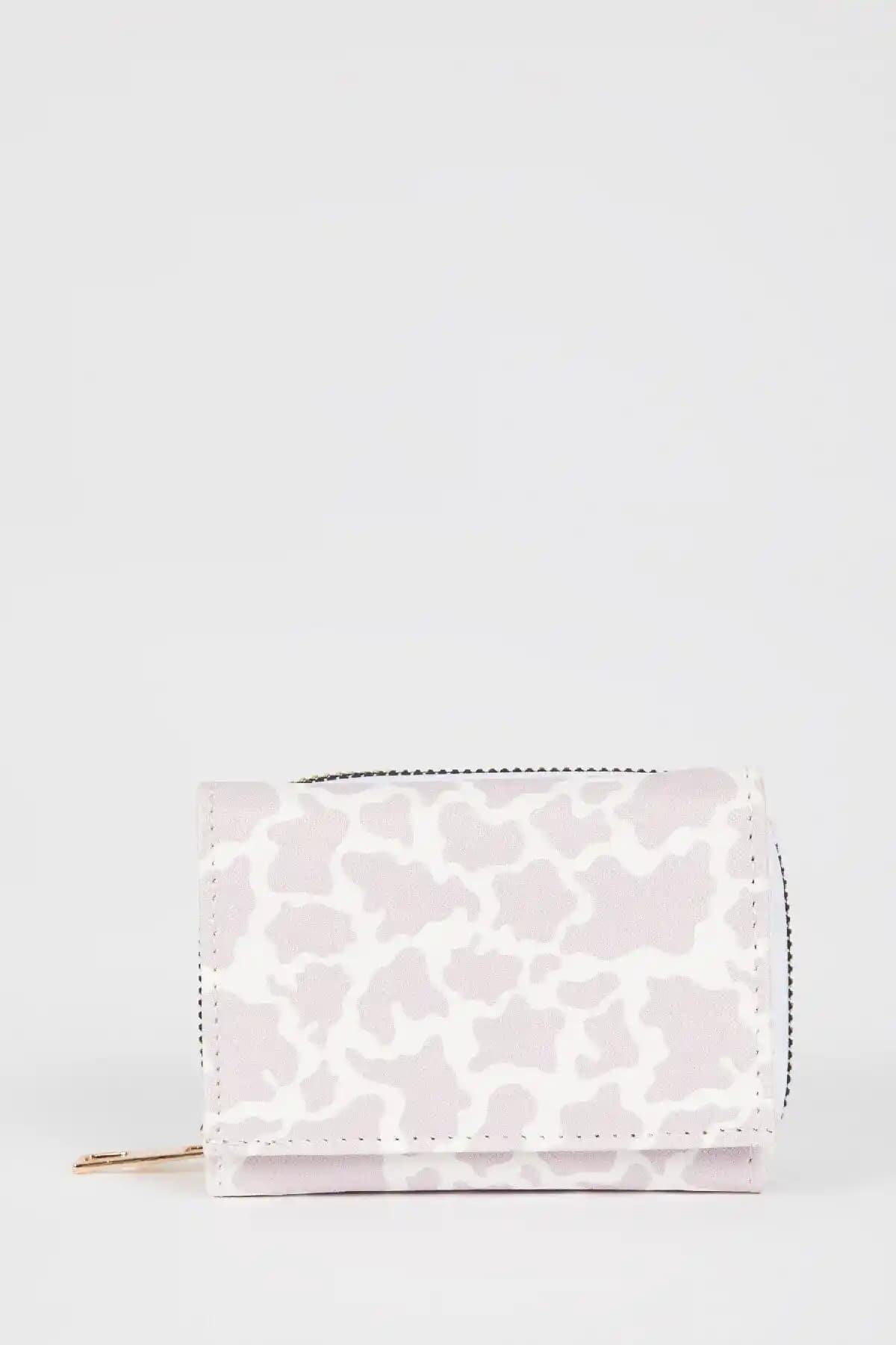 Defacto Kadın Desenli Suni Deri Cüzdan: Şık ve Pratik Günlük Kullanım Aksesuarı