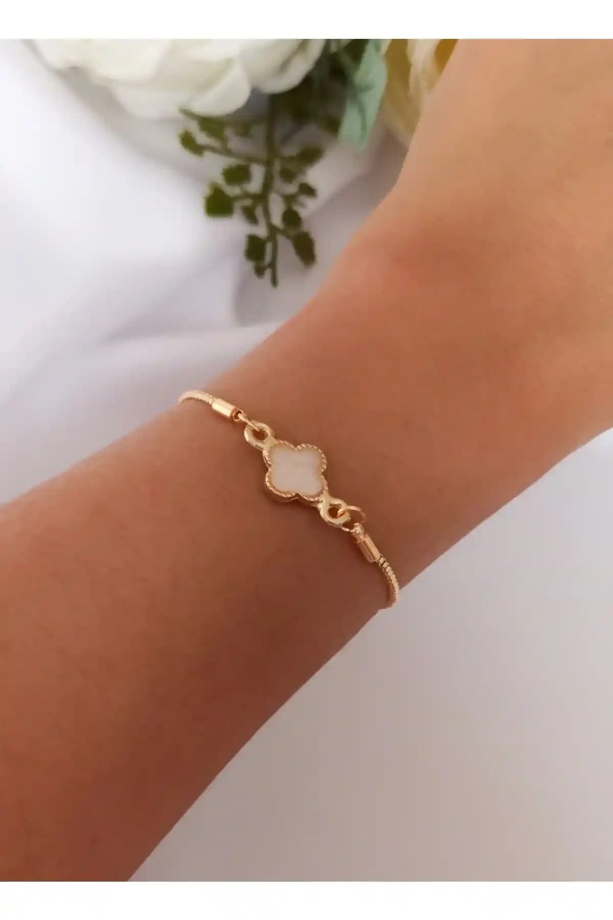 Denizdenal Sedef Yonca Şans Bilekliği A: Modern ve Şık Altın Renkli Takı Seçeneği