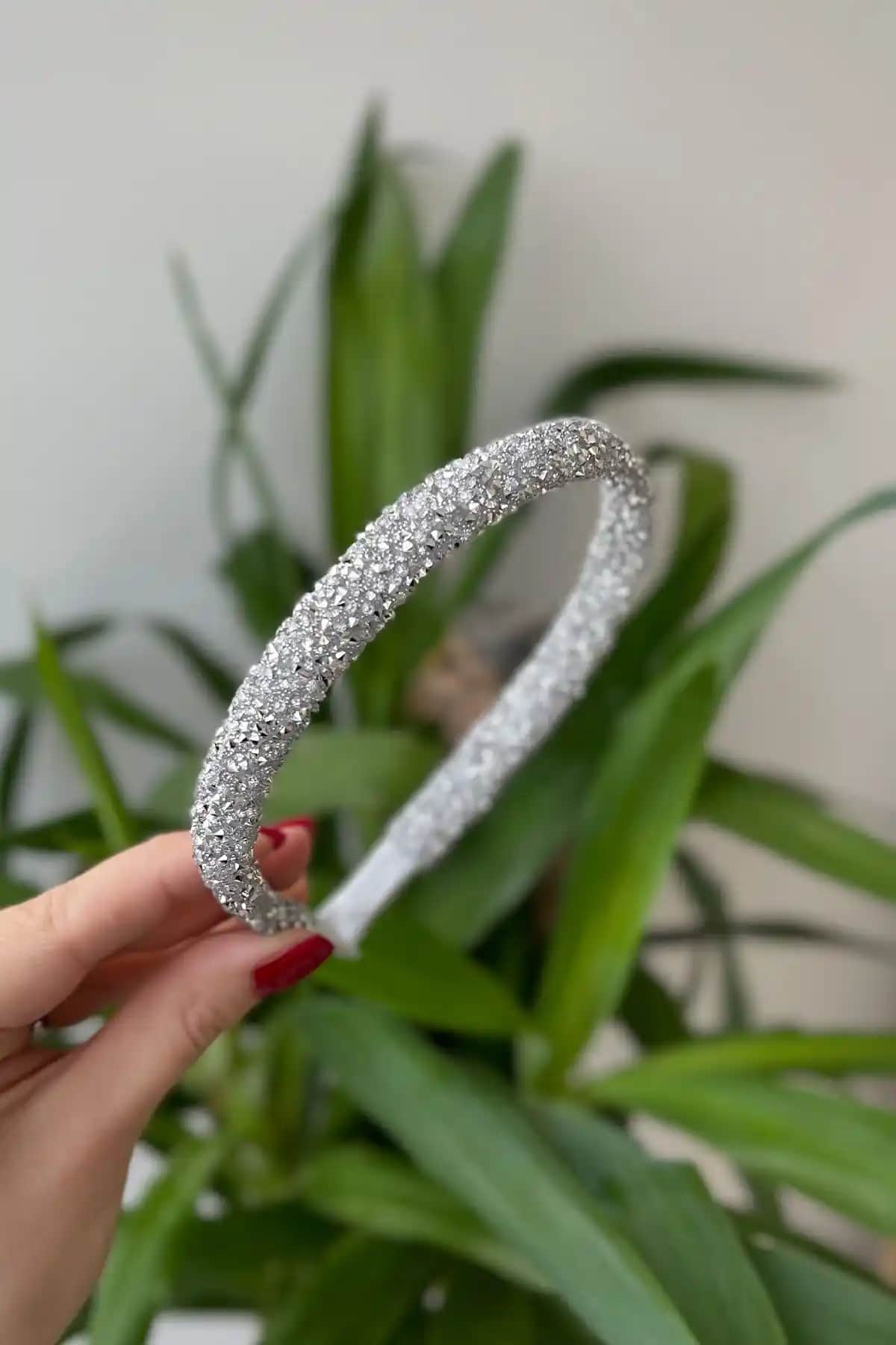 Doğal Taşlı ve Kristal Taç Modellerinin Karşılaştırması ve Seçim Rehberi