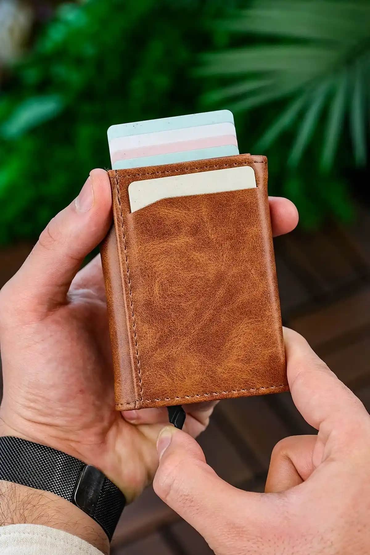 East Polo Club Erkek Suni Deri Kartlık: Şıklık ve Güvenliğin Modern Buluşması