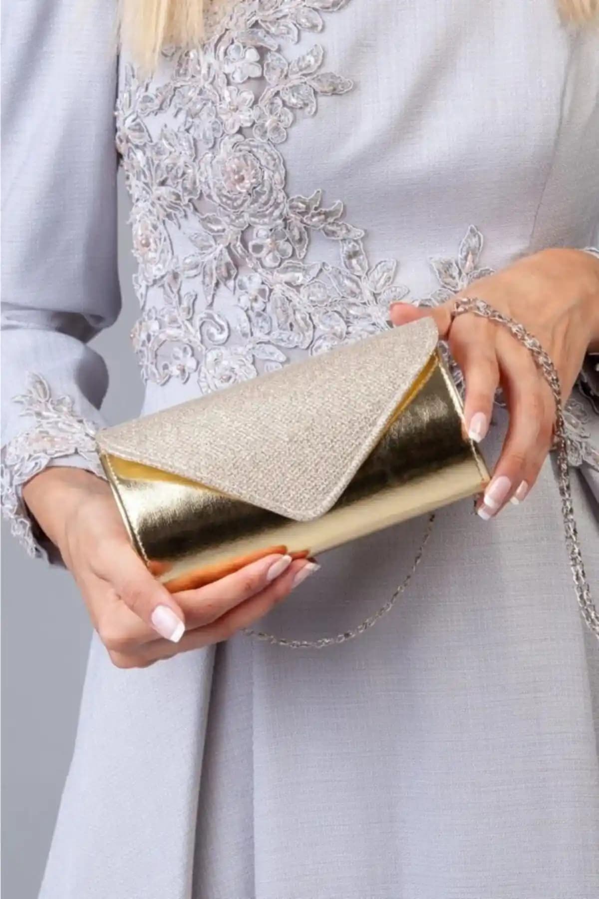 Efnanstore Altın Abiye Çanta: Şıklık ve Dayanıklılığı Bir Arada Sunan Zarif Tasarım