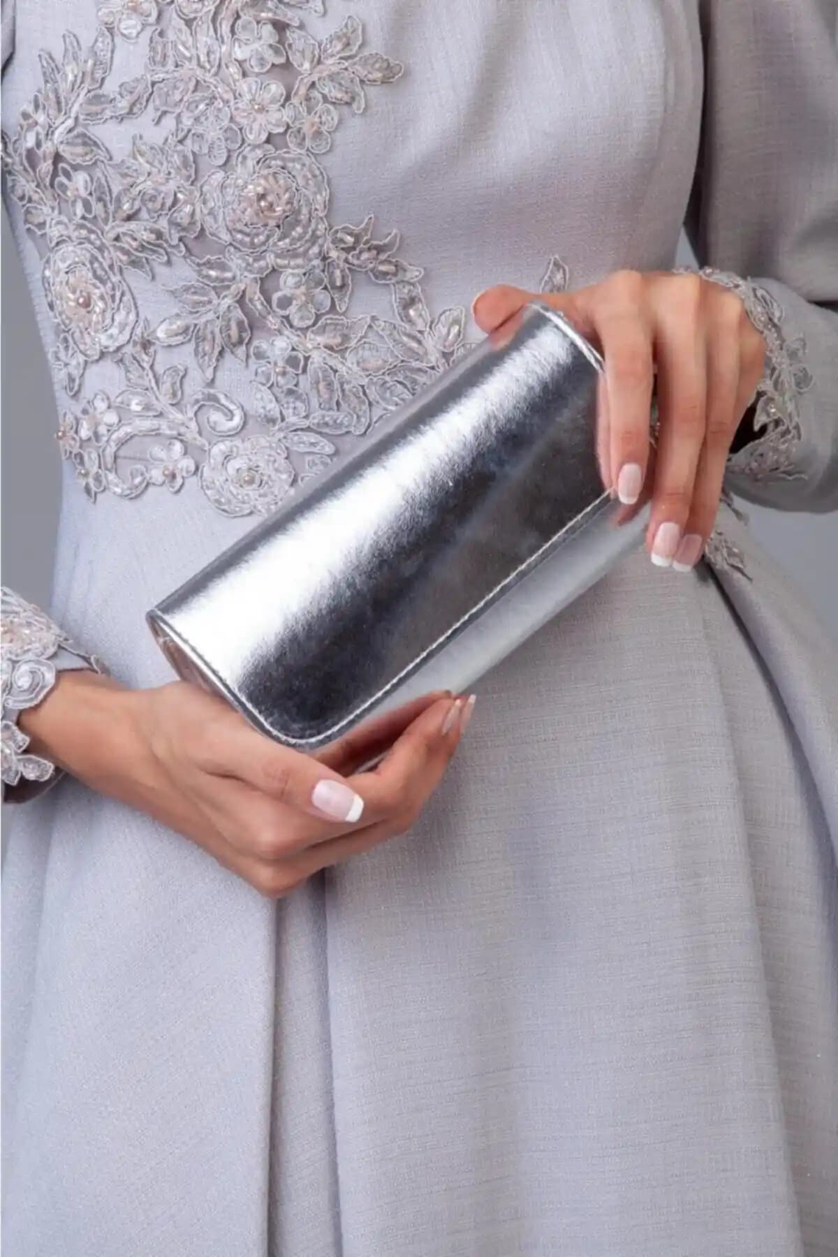 Efnanstore Gümüş Abiye Çanta: Şık ve Dayanıklı Kadın Aksesuarı