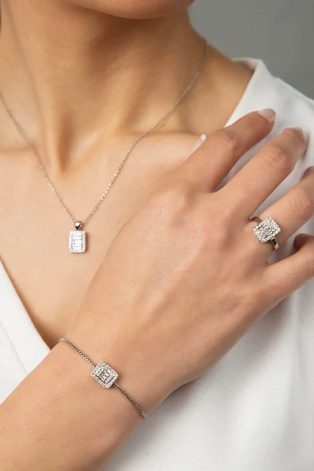 Elika Silver Kadın Baget Taşlı Takı Seti - Modern ve Zarif Tasarım