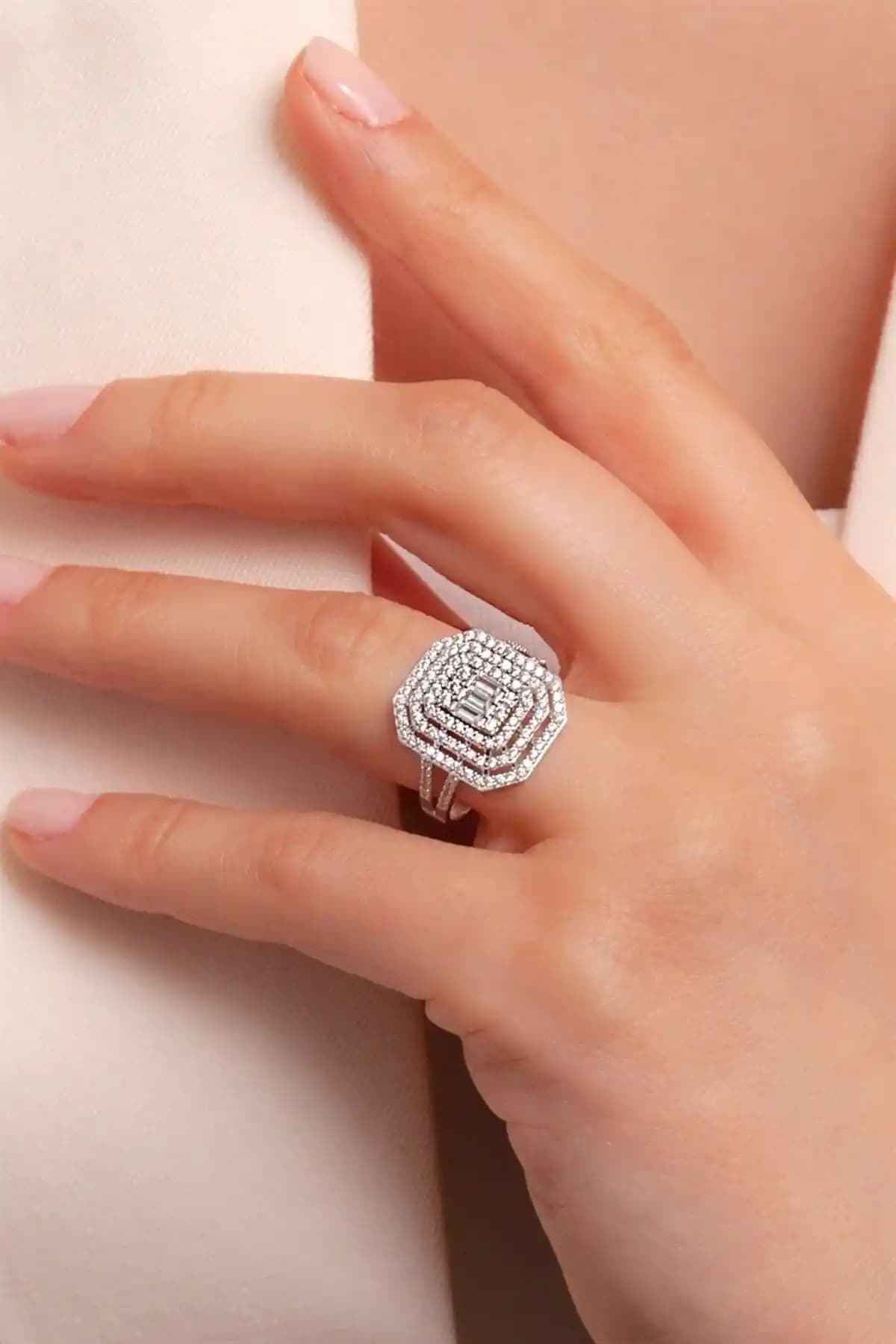 Fay Yamaner Altın Baget Yüzük: Zarif ve Şık Tasarımıyla Günlük ve Özel Anlar İçin