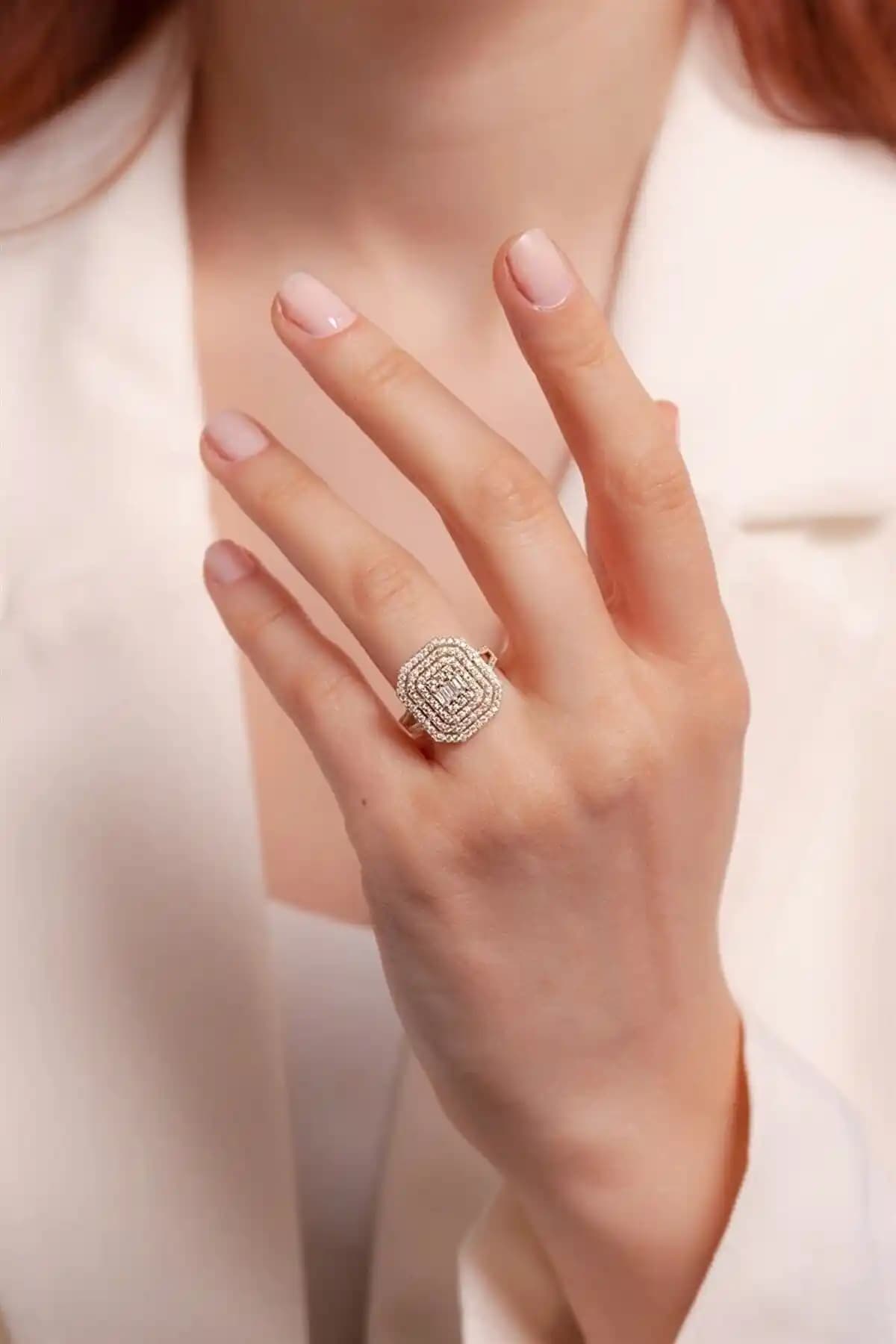 Fay Yamaner Altın Baget Yüzük: Zarif ve Şık Tasarımıyla Öne Çıkan Mücevher Seçeneği