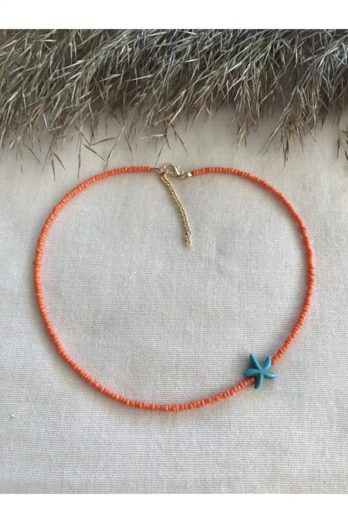 Fullcontrol Turuncu Boncuk ve Mavi Deniz Yılzı Uçlu Kolye: Renkli ve Enerjik Tasarım