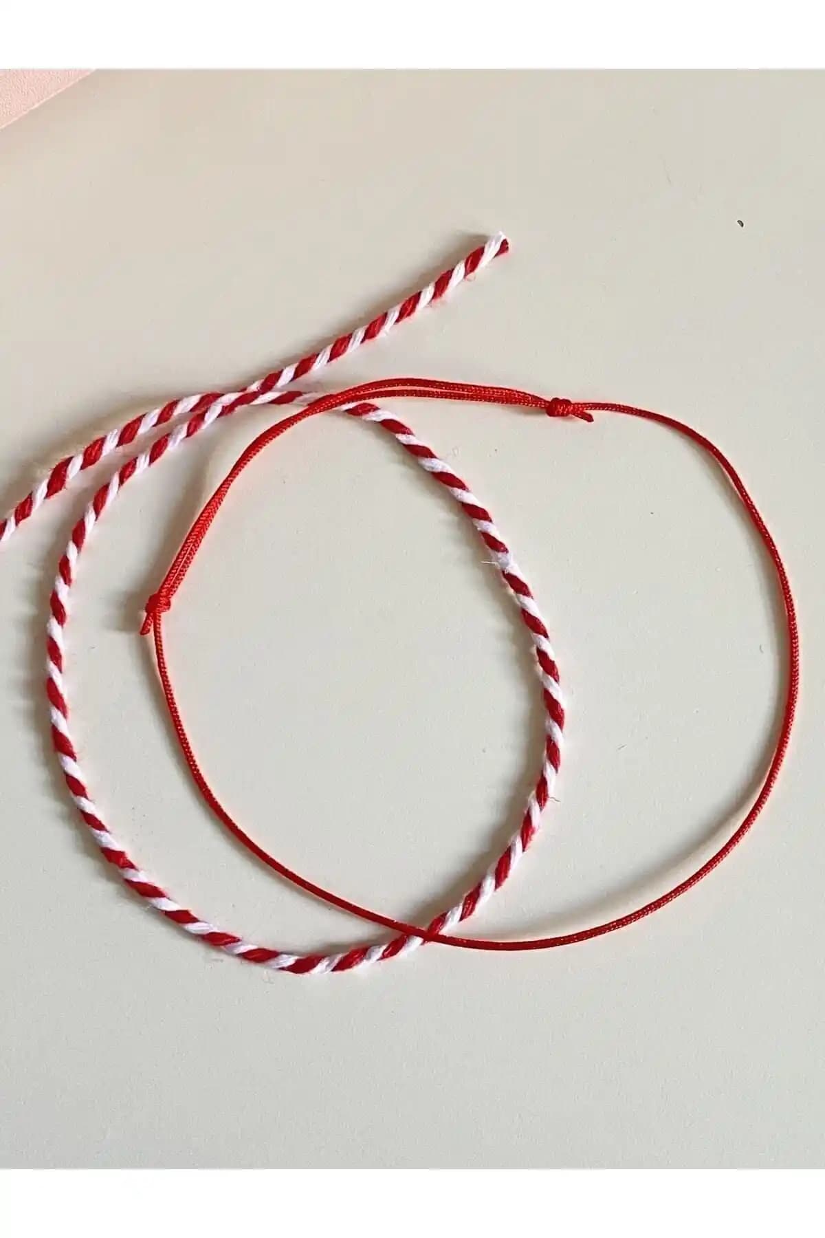 Geleneksel Motifleri Modernleştiren El Yapımı Kırmızı İp Kalpli Bileklik ve Marteniçka Seti