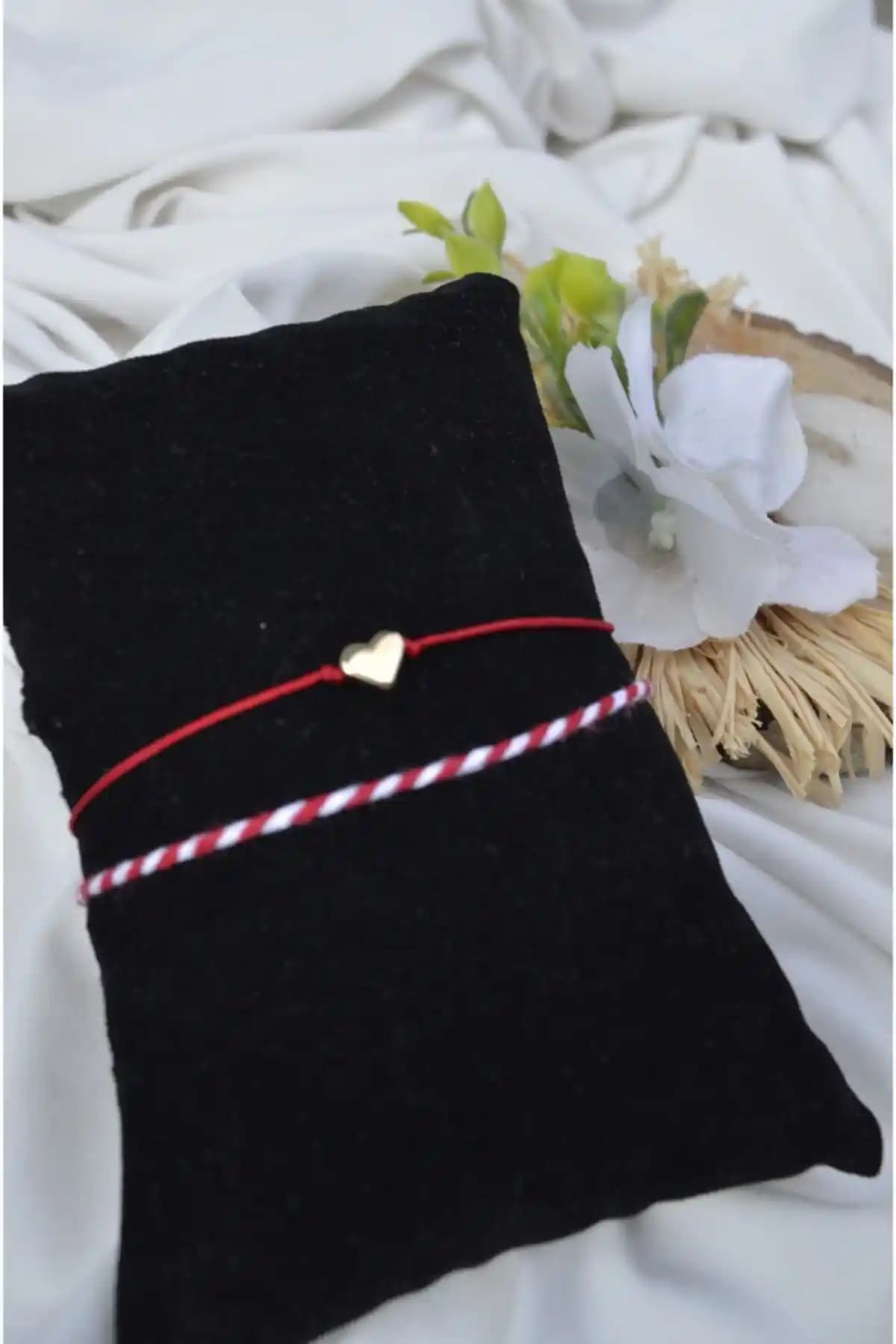 Gençler İçin Şık ve Enerjik Kırmızı İpli Marteniçka Bileklik Seti Gold Detaylı